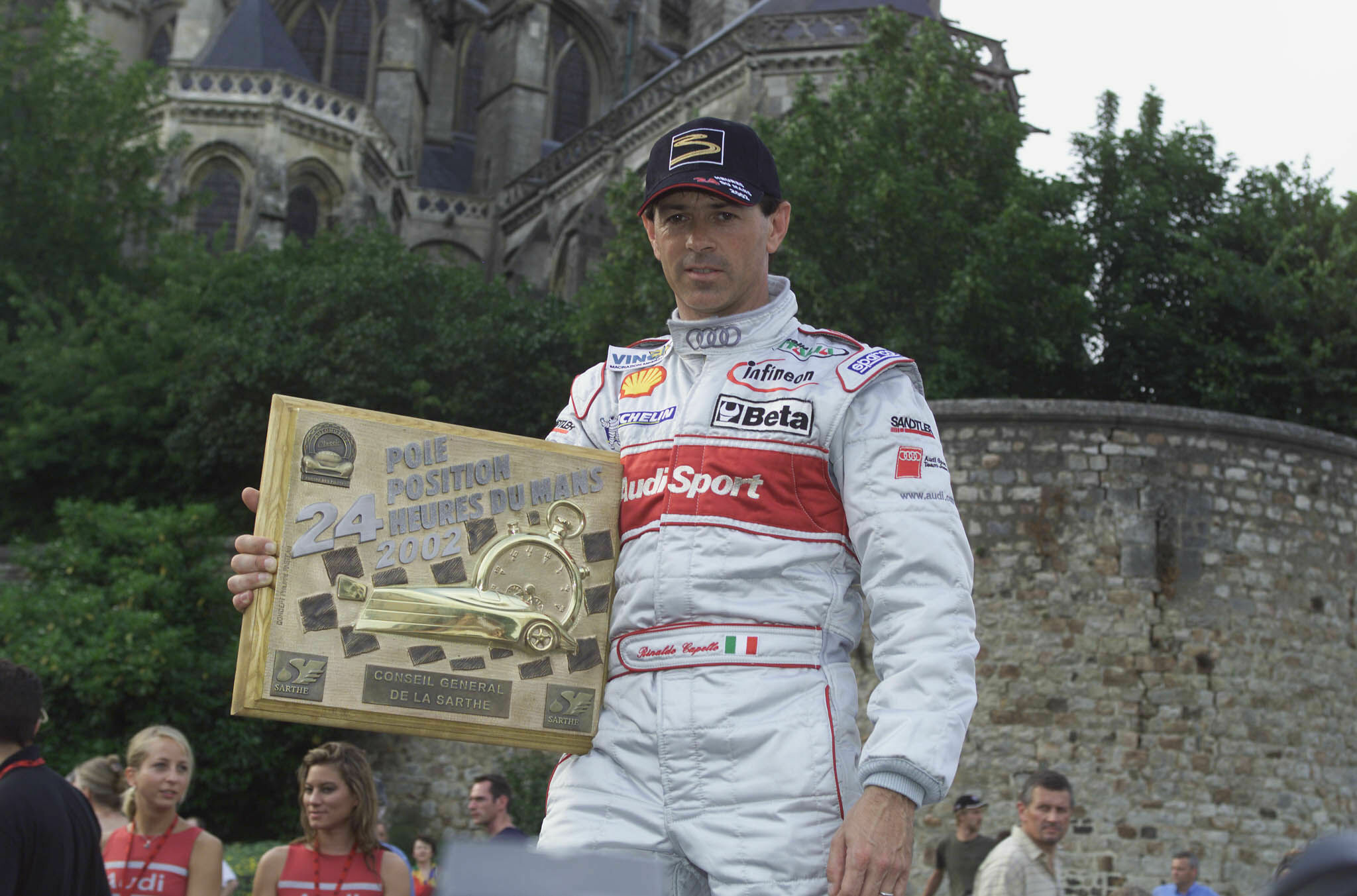 Le Mans 2002 - Rinaldo Capello mit dem Pokal für die Pole Position