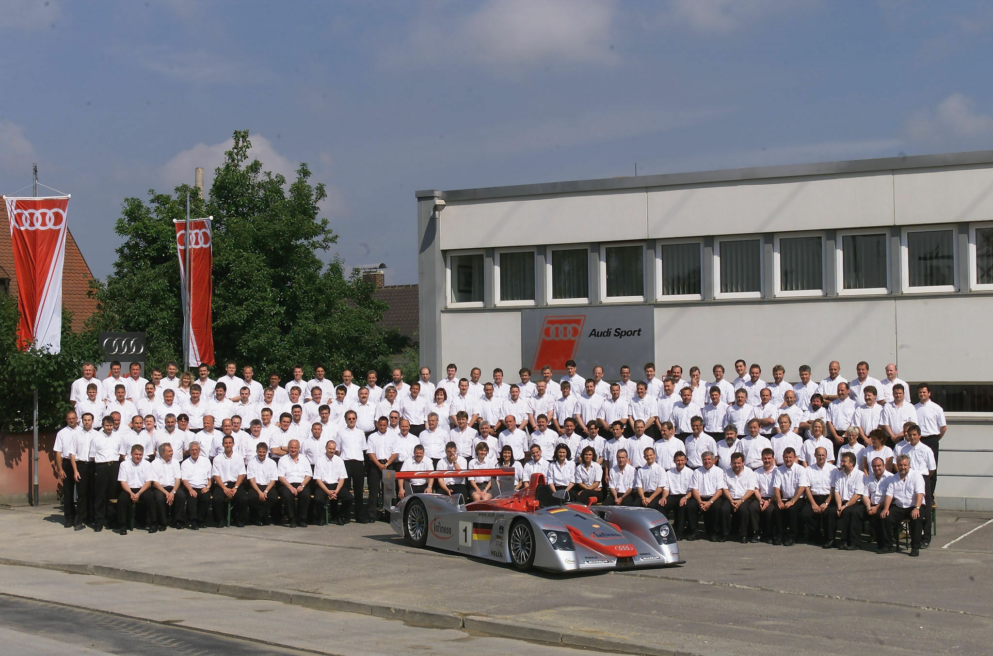 Le Mans 2002 - The Audi team before the departure to Le Mans