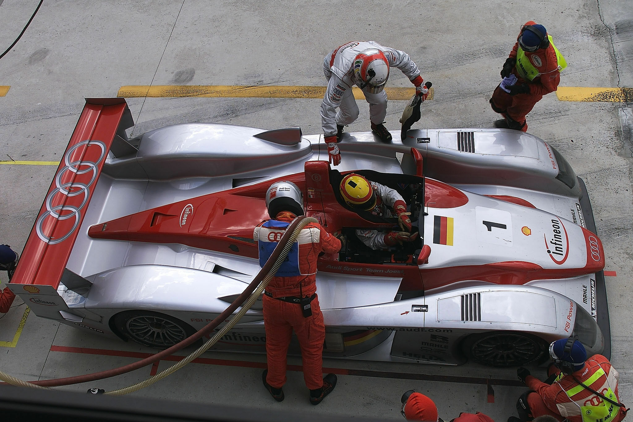 Le Mans 2002 - Fahrerwechsel Tom Kristensen - Frank Biela