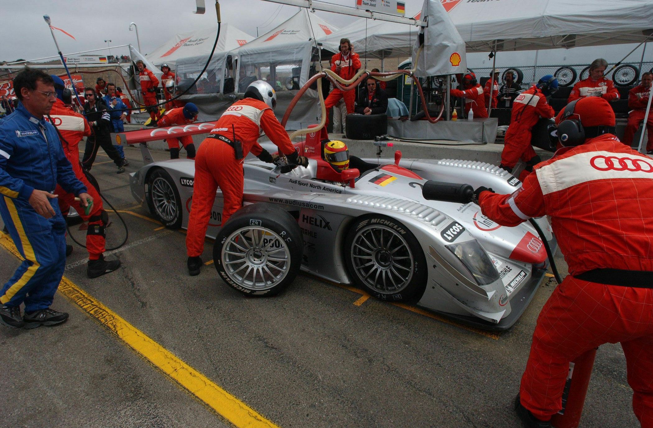 ALMS 2001 - Frank Biela during a pit stop
