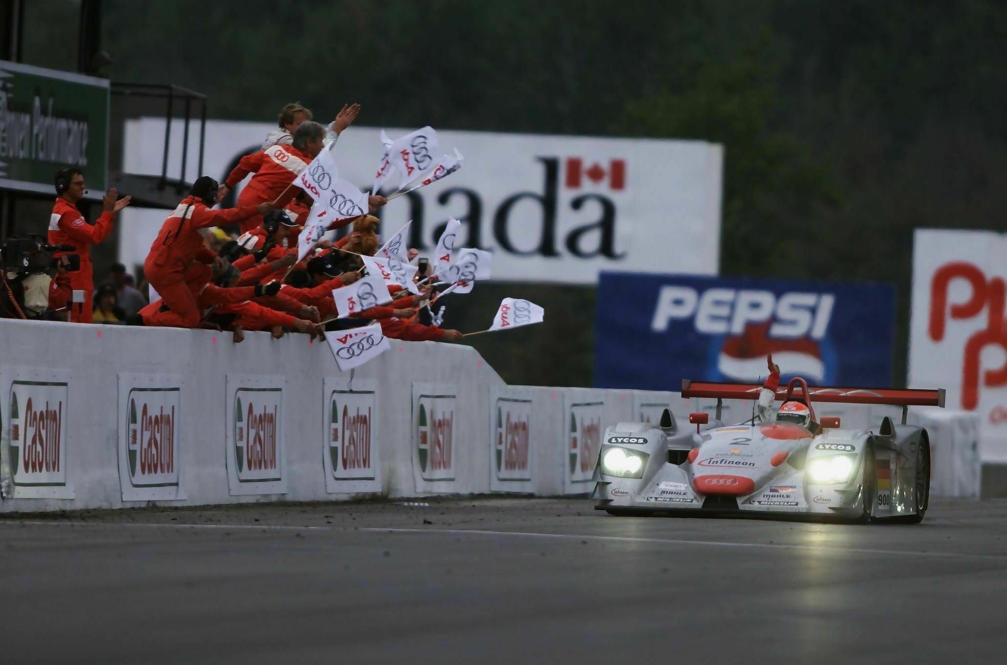 ALMS 2001 - Emanuele Pirro beim Zieleinlauf in Mosport