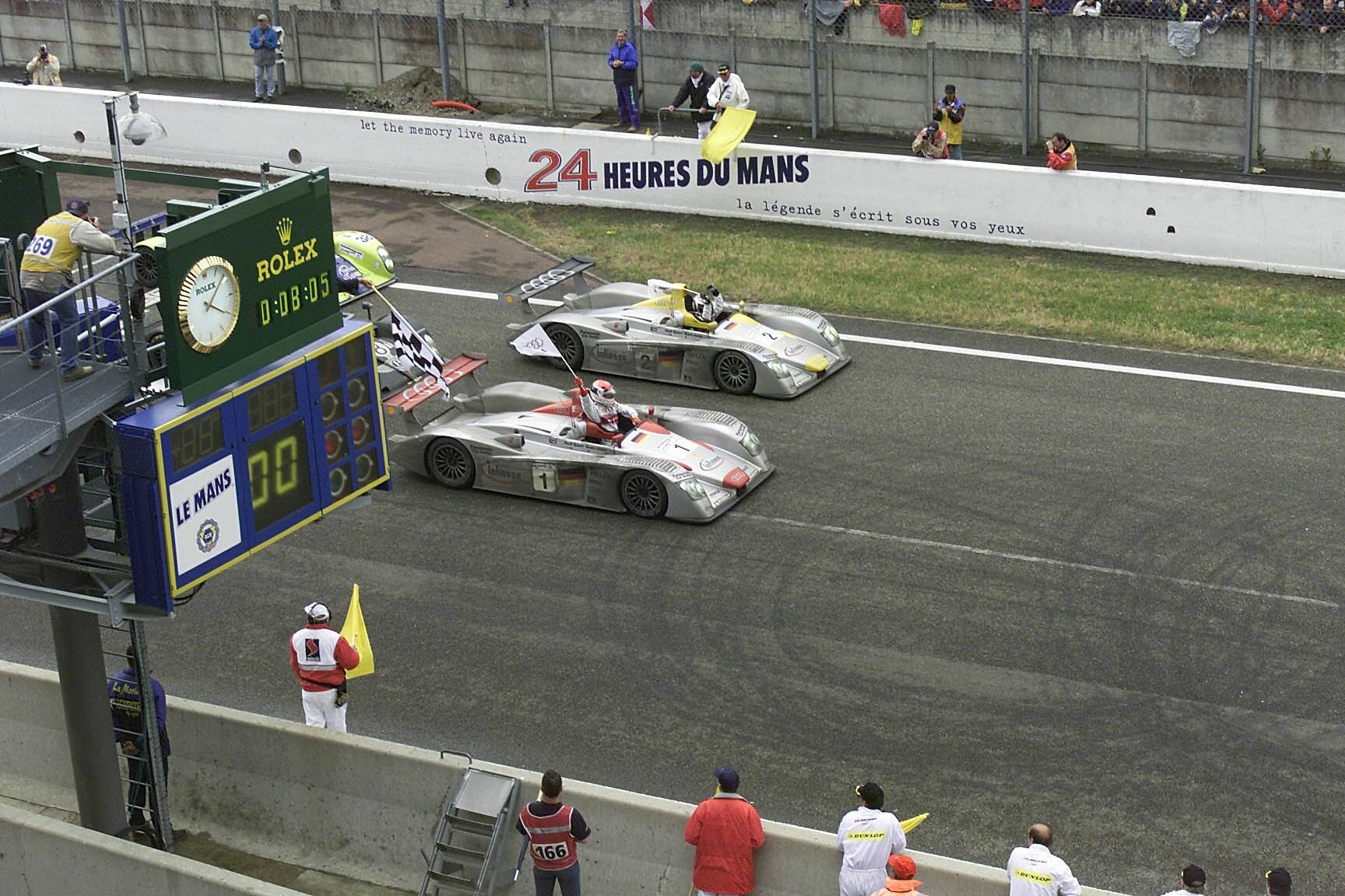 Le Mans 2001 - Audi feiert Doppelsieg in Le Mans: Emanuele Pirro im Infineon Audi R8 (#1) vor Laurent Aiello (#2)