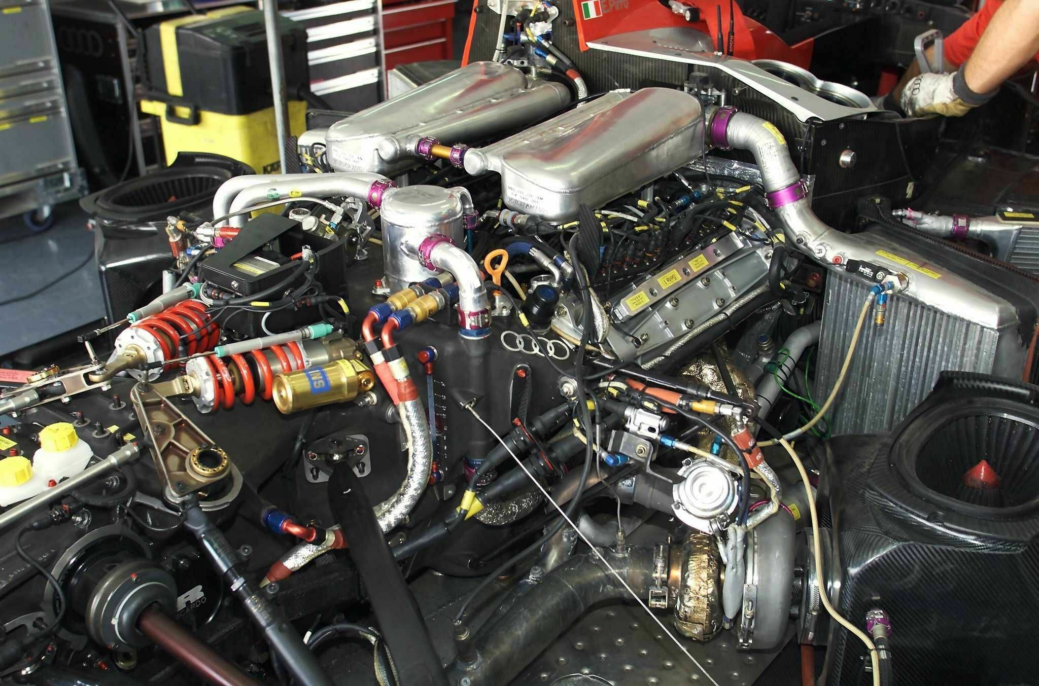 Le Mans 2001^ - Audi R8 Motor mit Direkteinspritzung