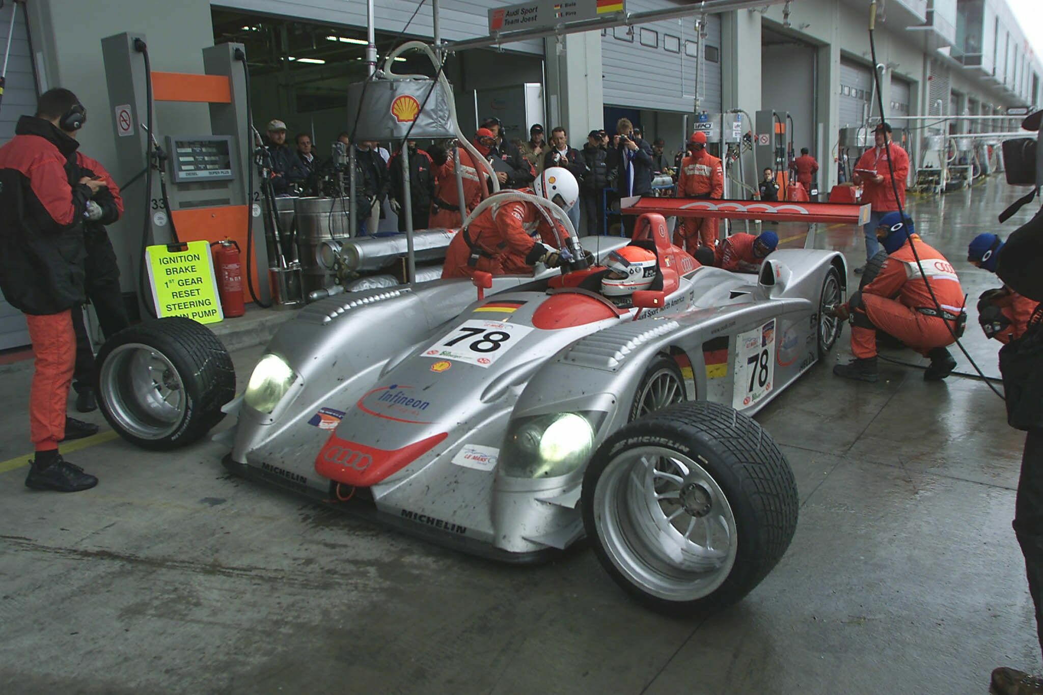 ALMS 2000 - Emanuele Pirro beim Boxenstopp