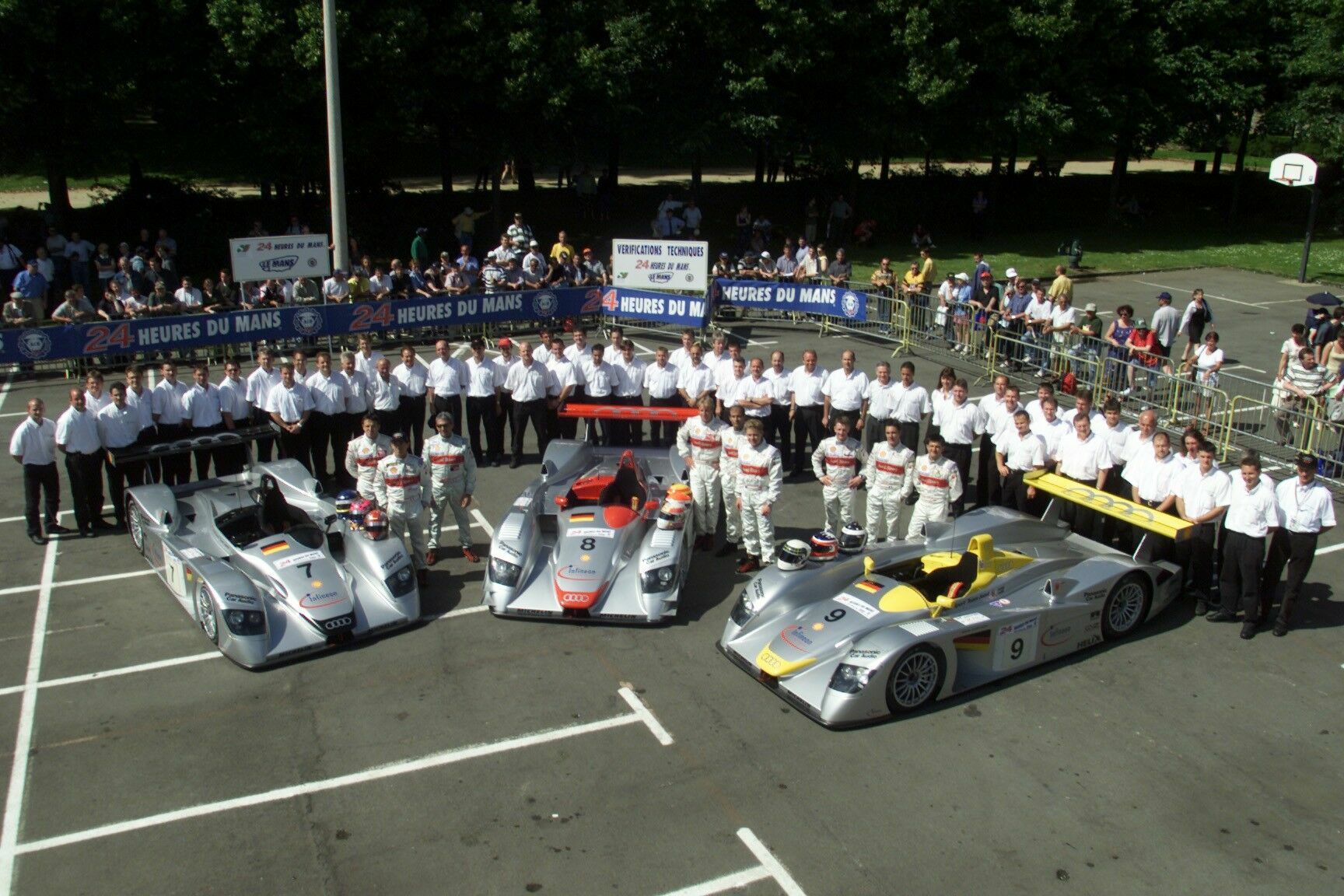 Le Mans 2000 - Team und Fahrer bei der Technischen Abnahme