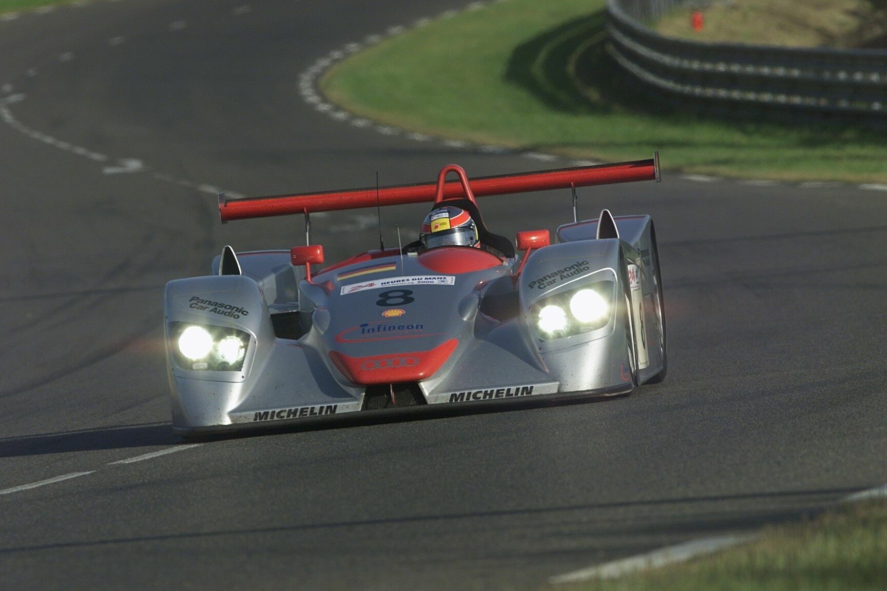 Audi bei Festival of Speed in Goodwood: Rennlegenden treffen modernen Motorsport - In Goodwood nimmt Tom Kristensen in seinem früheren Dienstwagen Platz, dem Audi R8 LMP aus dem Jahr 2000.