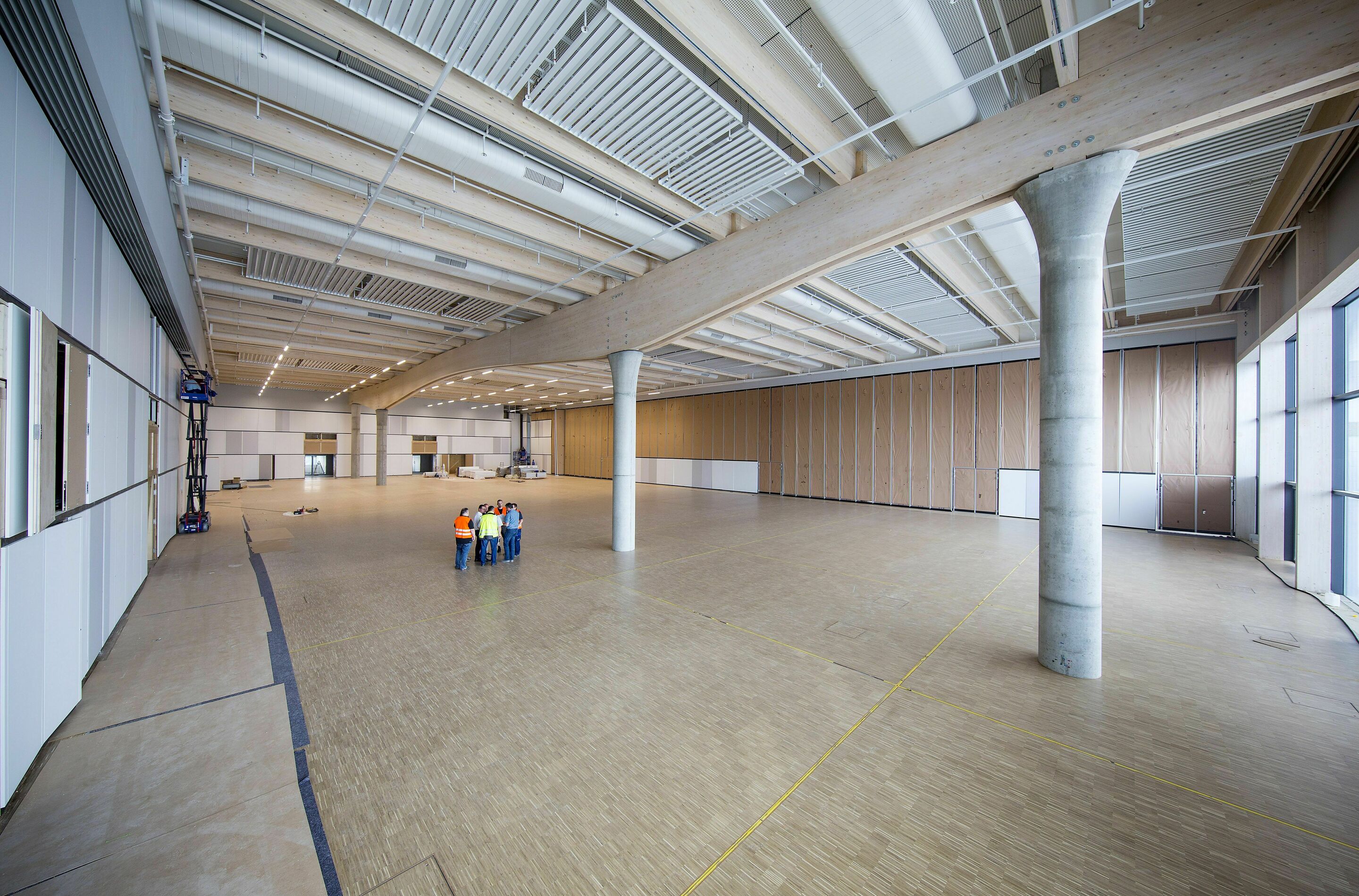 Ein imposanter Versammlungsraum mit einem weitläufigen Blick auf das Audi-Werk ist fast fertig - Er befindet sich on top auf der Produktions- und Logistikhalle B im Güterverkehrszentrum (GVZ) Ingolstadt. Bauherr ist die GVZ Logistik GmbH & Co KG, die...