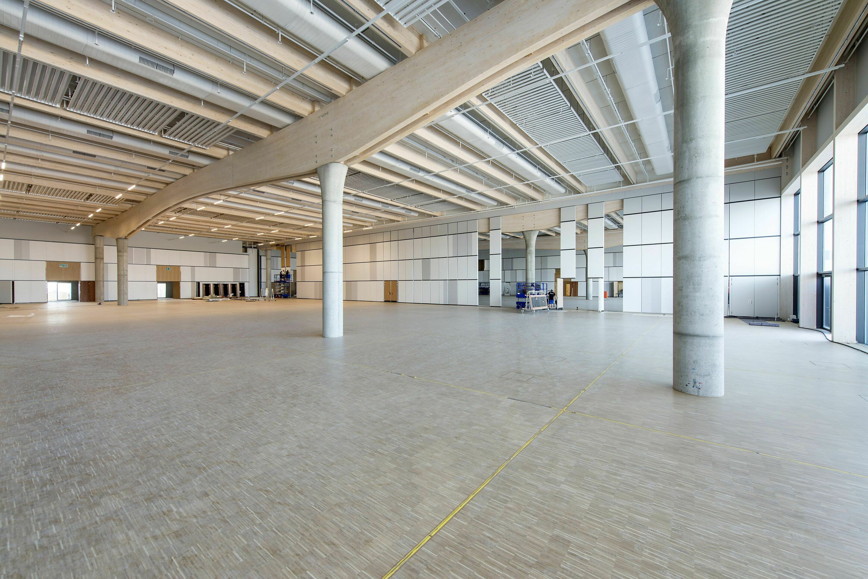 Ein imposanter Versammlungsraum mit einem weitläufigen Blick auf das Audi-Werk ist fast fertig - Er befindet sich on top auf der Produktions- und Logistikhalle B im Güterverkehrszentrum (GVZ) Ingolstadt. Bauherr ist die GVZ Logistik GmbH & Co KG, die...