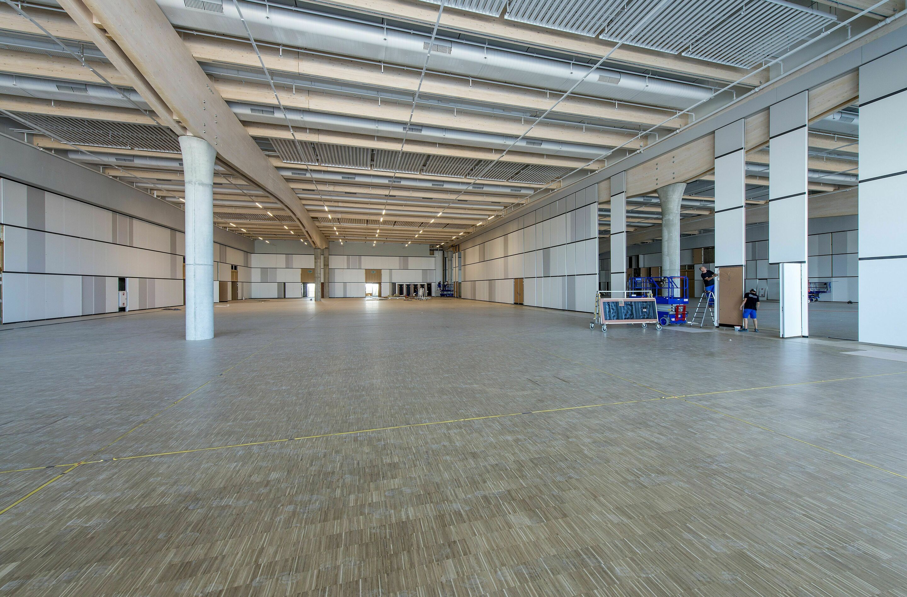 Ein imposanter Versammlungsraum mit einem weitläufigen Blick auf das Audi-Werk ist fast fertig - Er befindet sich on top auf der Produktions- und Logistikhalle B im Güterverkehrszentrum (GVZ) Ingolstadt. Bauherr ist die GVZ Logistik GmbH & Co KG, die...