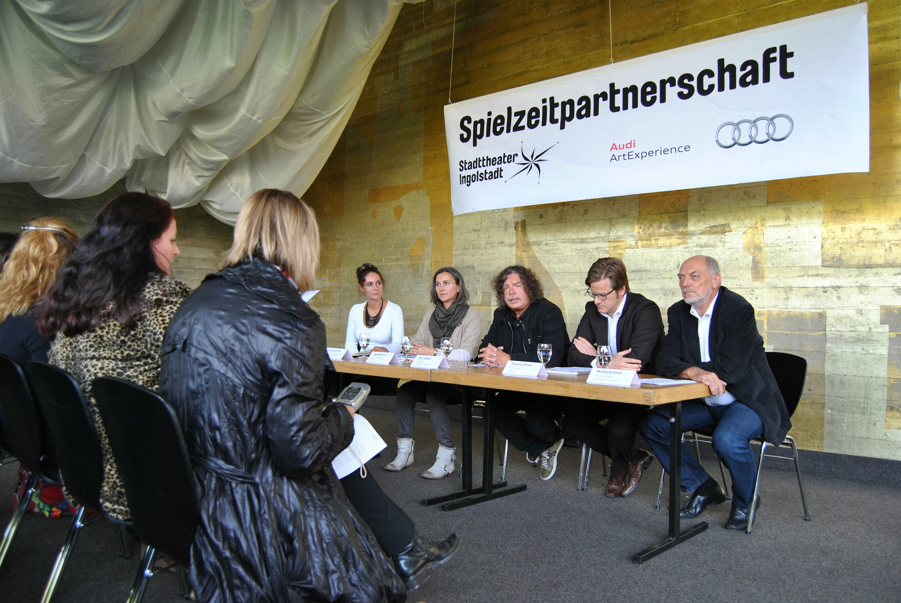 Pressekonferenz zur Spielzeitpartnerschaft zwischen AUDI AG und Stadttheater Ingolstadt - v. l.:
Julia Hanslmeier, Leitung Presse- und Öffentlichkeitsarbeit, Stadttheater Ingolstadt
Inge Wolf-Frör, Kommunikation Kultur, AUDI AG
Knut Weber, Intendant,...
