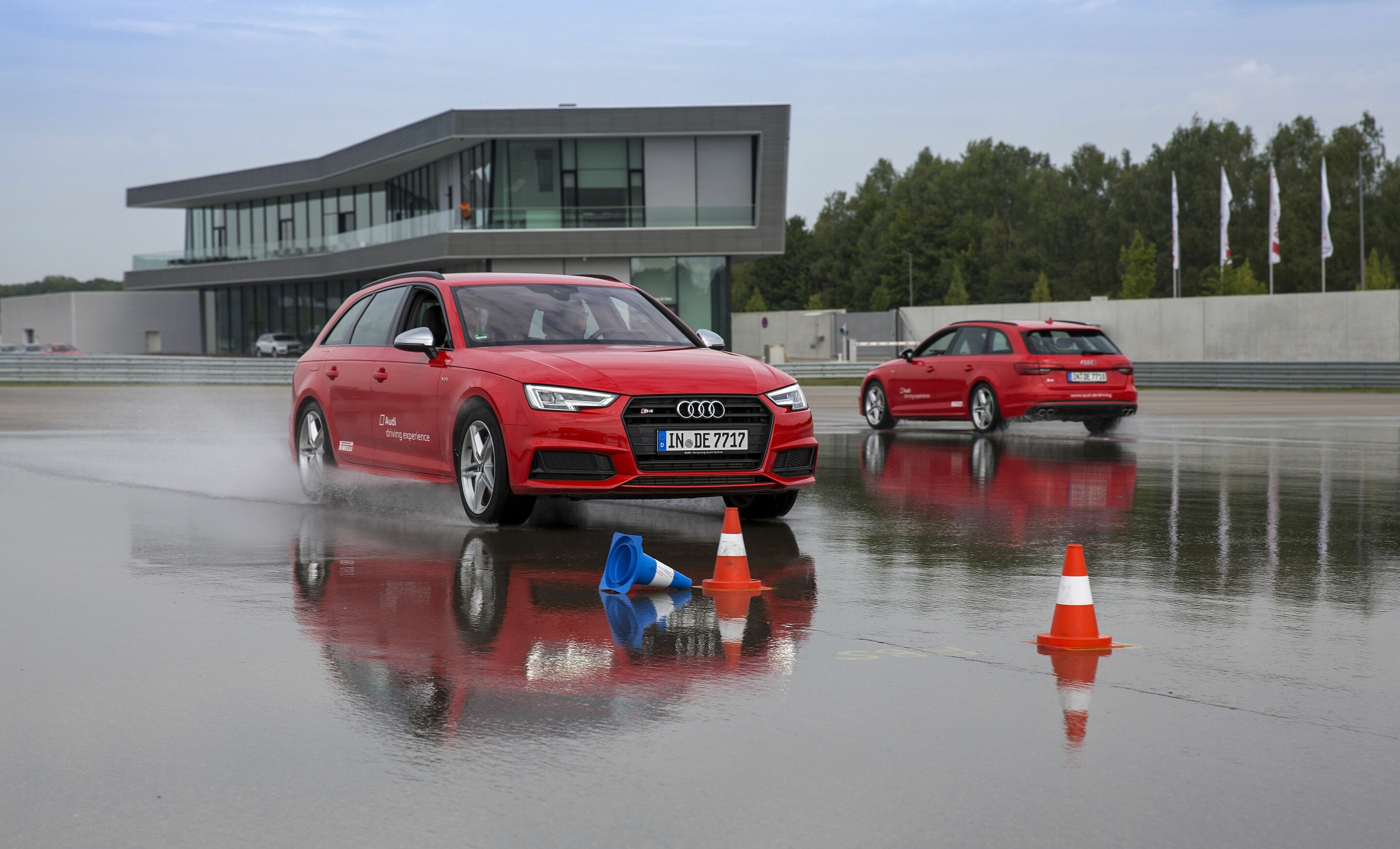 Junge Fahrer Trainings - Mehr Verkehrssicherheit für Fahranfänger: Auf dem Gelände der Audi driving experience finden an neun Tagen im August Fahrsicherheitstrainings für Auszubildende und Studierende im Alter von 18 bis 25 Jahren statt. Zu den Trainingsinhalten...