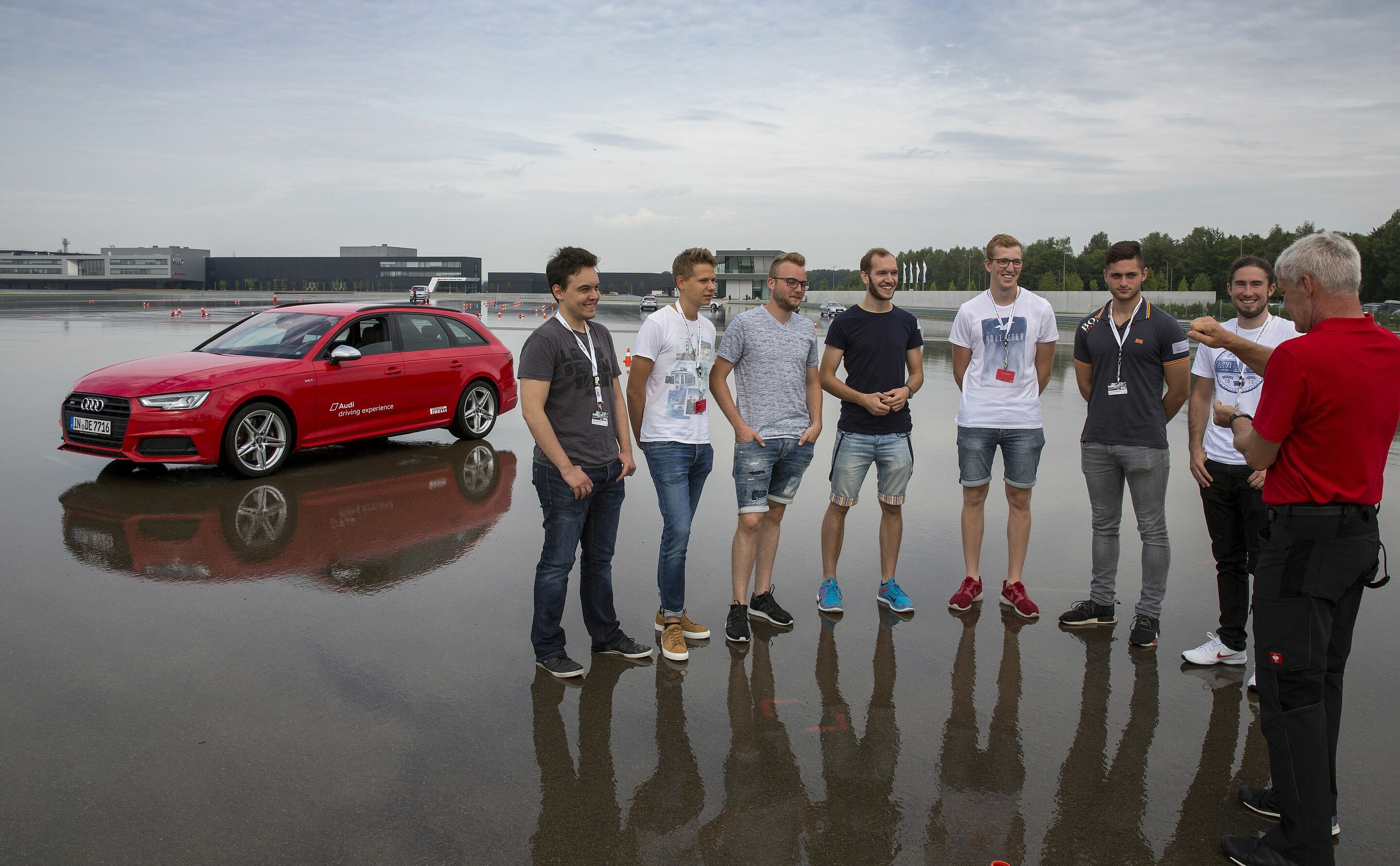 Junge Fahrer Trainings - Mehr Verkehrssicherheit für Fahranfänger: Auf dem Gelände der Audi driving experience finden an neun Tagen im August Fahrsicherheitstrainings für Auszubildende und Studierende im Alter von 18 bis 25 Jahren statt. Professionelle...