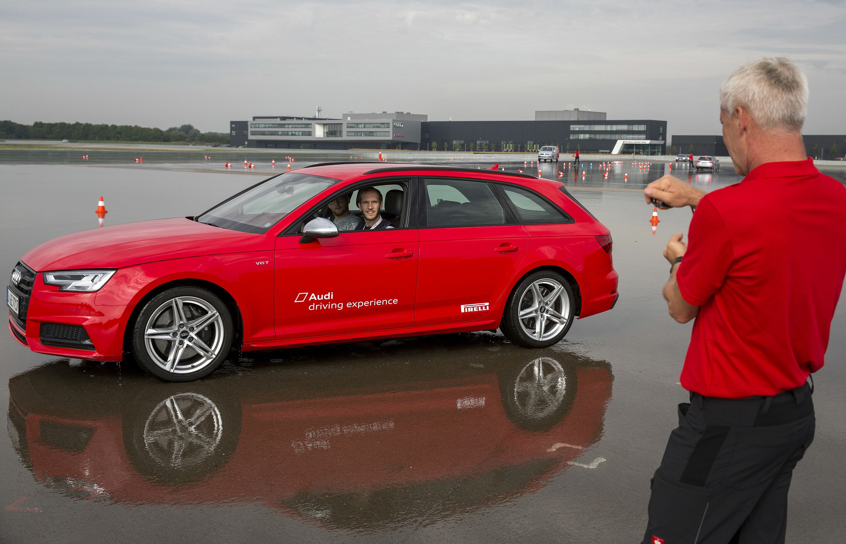 Junge Fahrer Trainings - Mehr Verkehrssicherheit für Fahranfänger: Auf dem Gelände der Audi driving experience finden an neun Tagen im August Fahrsicherheitstrainings für Auszubildende und Studierende im Alter von 18 bis 25 Jahren statt. Professionelle...