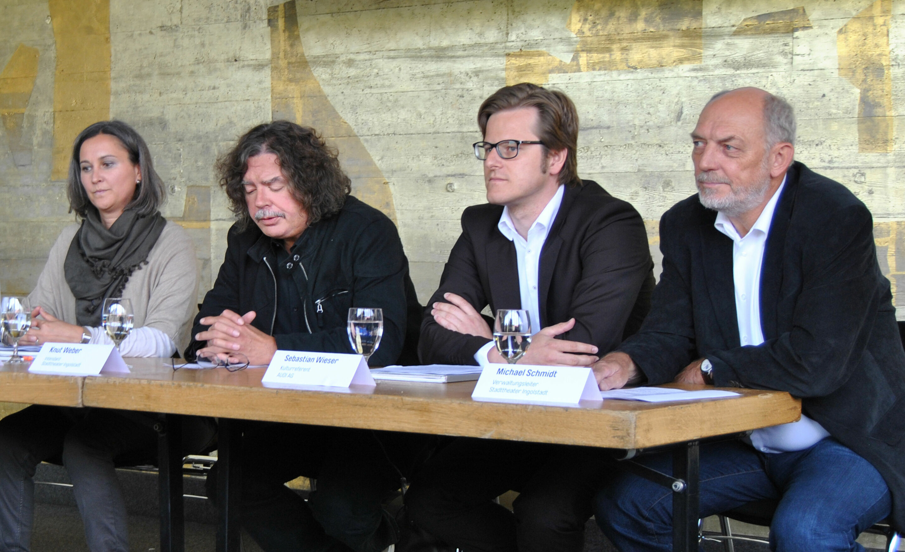 Pressekonferenz zur Spielzeitpartnerschaft vom 19.09.2013 - v. l.:
Inge Wolf-Frör, Kommunikation Kultur, AUDI AG
Knut Weber, Intendant, Stadttheater Ingolstadt
Sebastian Wieser, Kulturreferent, AUDI AG
Michael Schmidt, Verwaltungsleiter, Stadttheater...