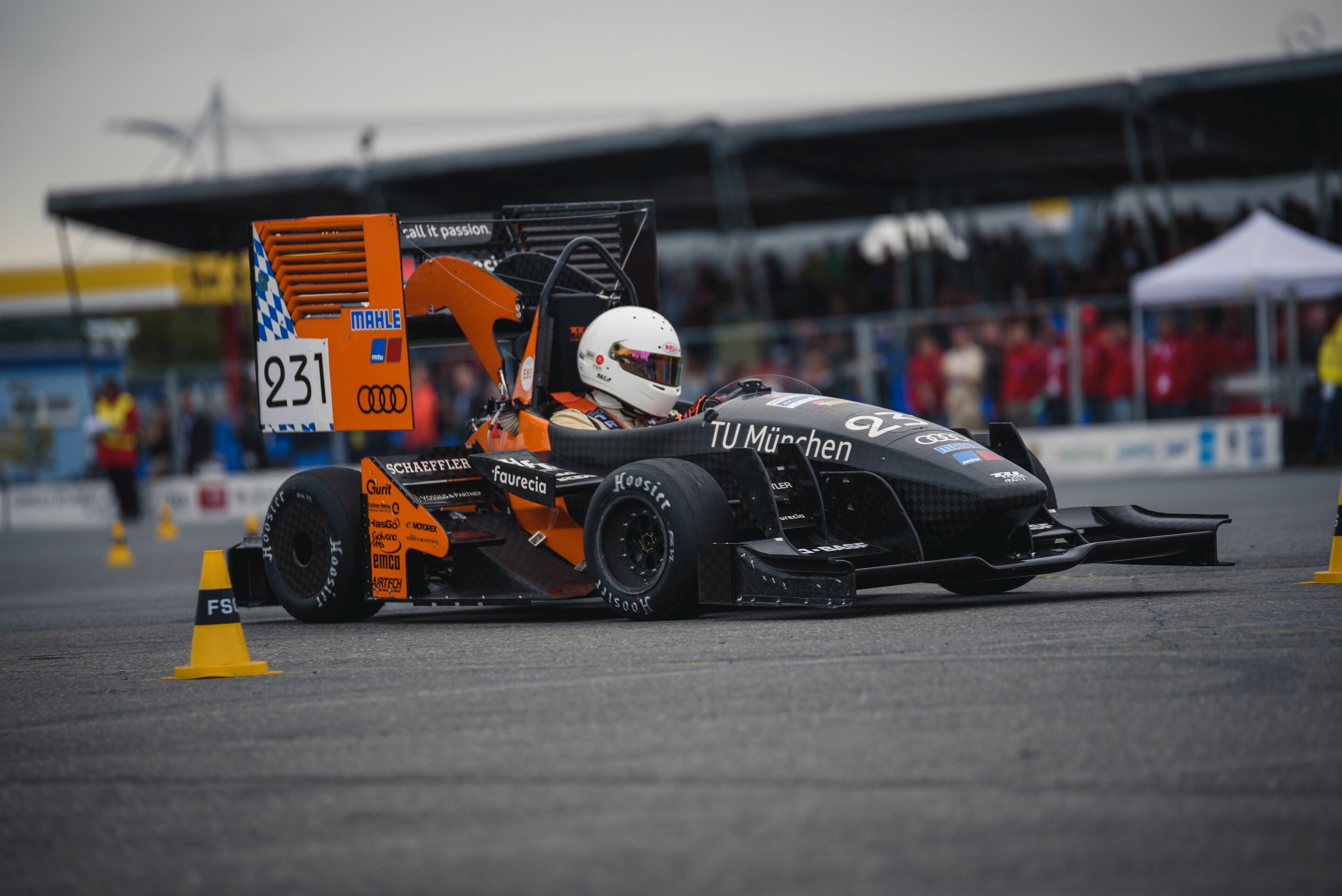 Formula Student Germany 2017: Audi elektrisiert - Siegreiches Team: Die Studenten der TU München schlugen die Konkurrenz bei der Formula Student Germany 2017 auf dem Handling-Parcours der Disziplin „Autocross“. Zusätzlich sponserte Audi noch die TH Ingolstadt...