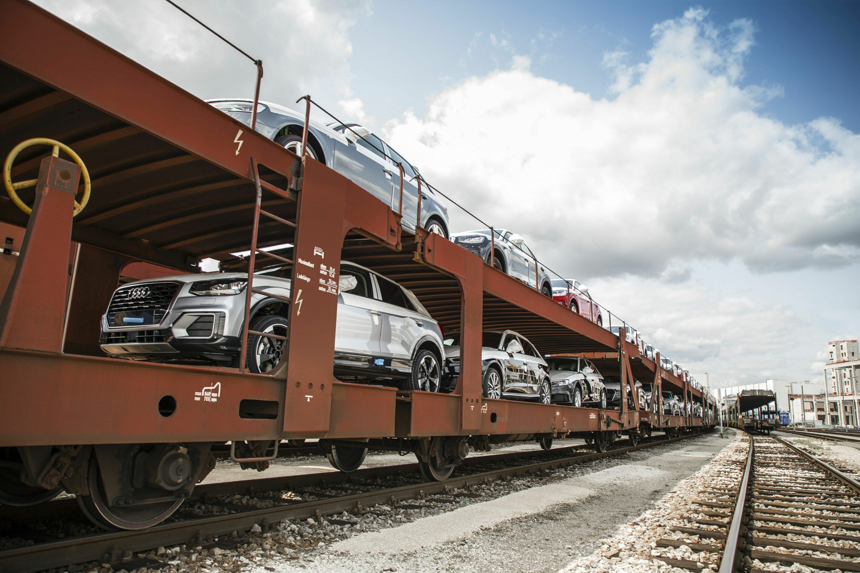 Audi transport with DB Cargo CO2-free all over Germany - All rail transport with DB Cargo in Germany changed over to green electricity