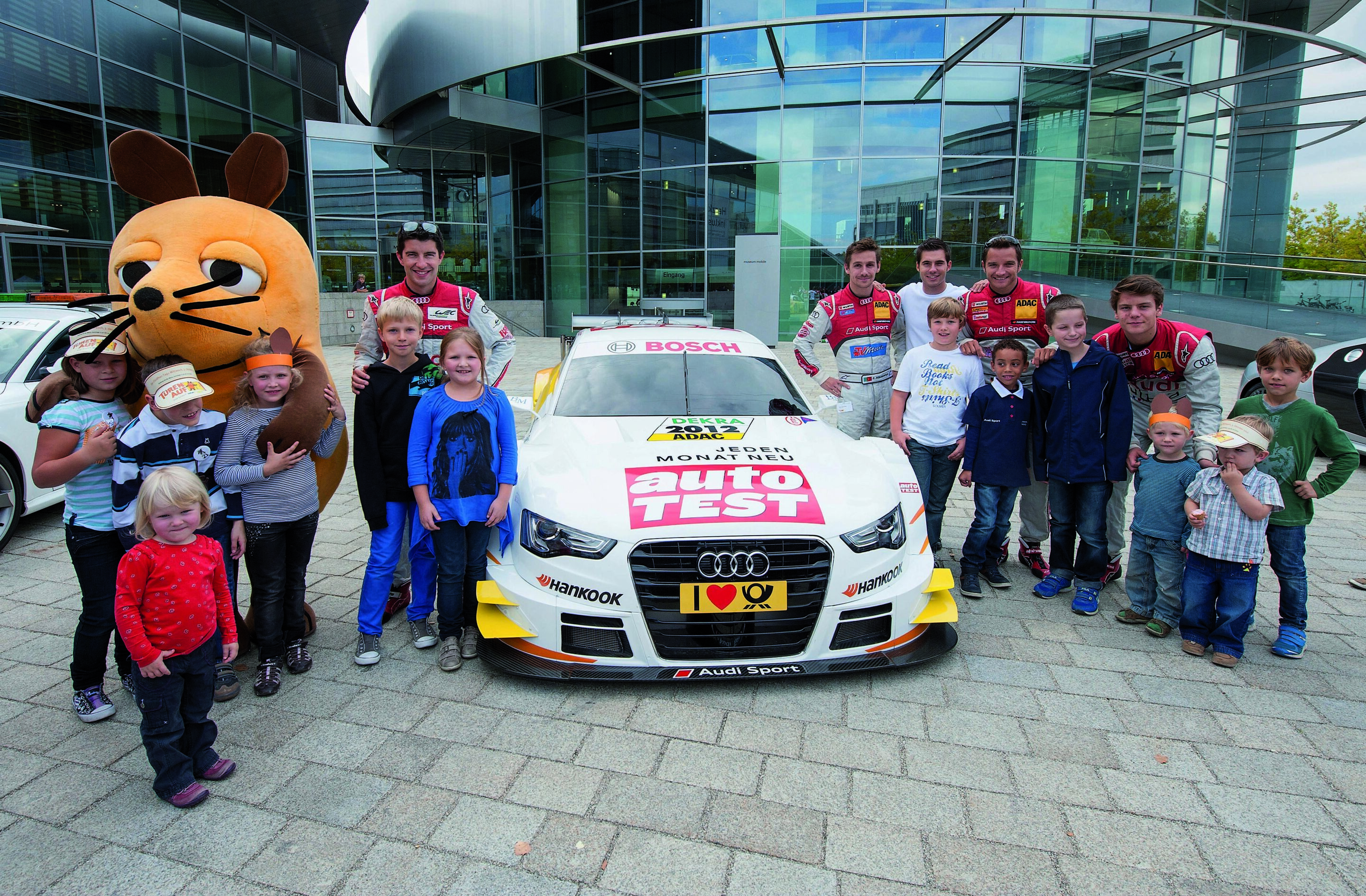 Audi-Werksfahrer weltweit gefragt - Fünf DTM-Piloten und die Sendung mit der Maus: Insgesamt rund 800 Kinder erlebten am Mittwoch einen unvergesslichen Tag in Ingolstadt. Bei Audi durften die Fans der bekannten deutschen ARD-Kinder-Fernsehsendung beim...