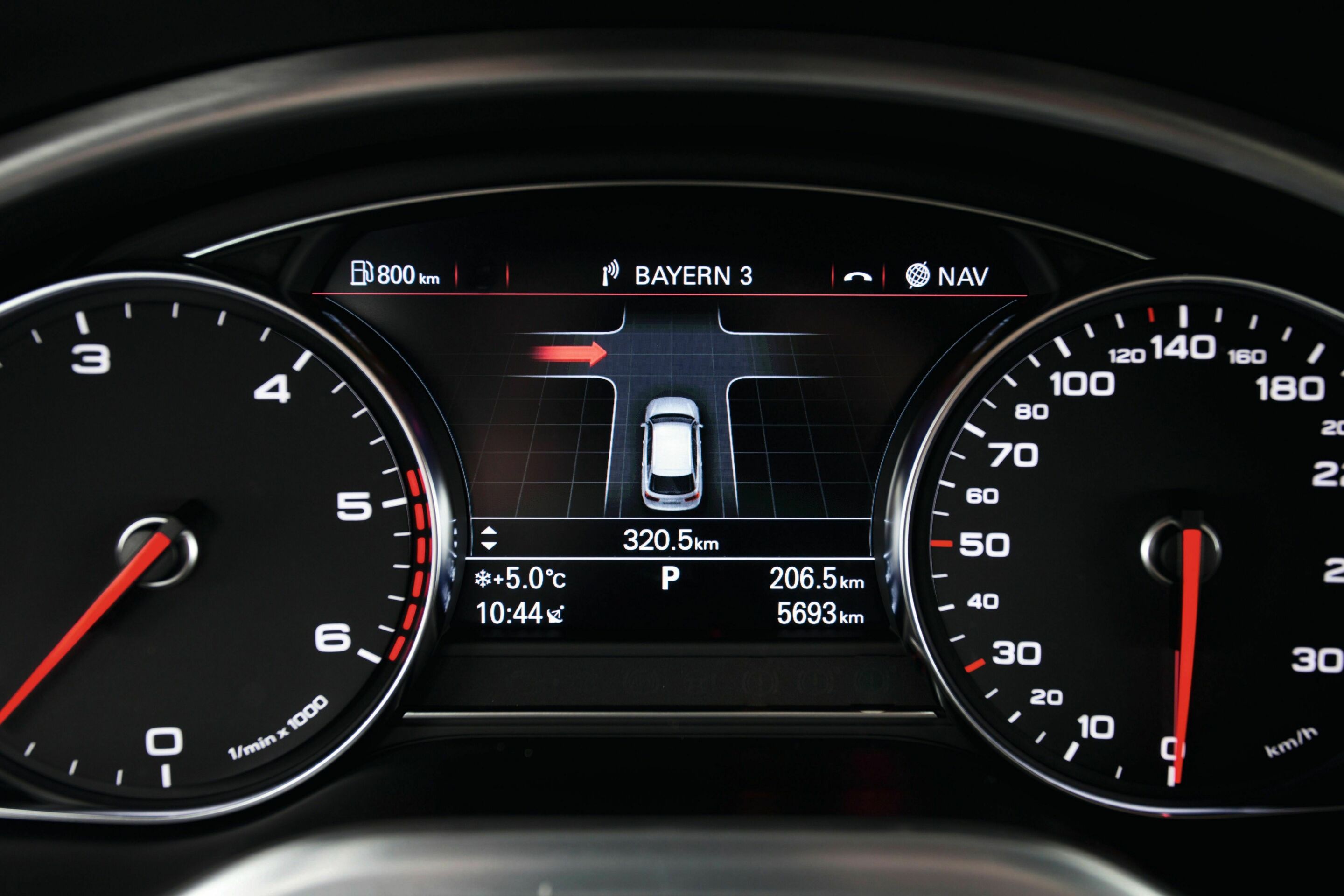Kreuzungsassistent - Der Kreuzungsassistent erkennt kritischen Querverkehr vor dem Auto und warnt den Fahrer daraufhin optisch sowie akustisch.