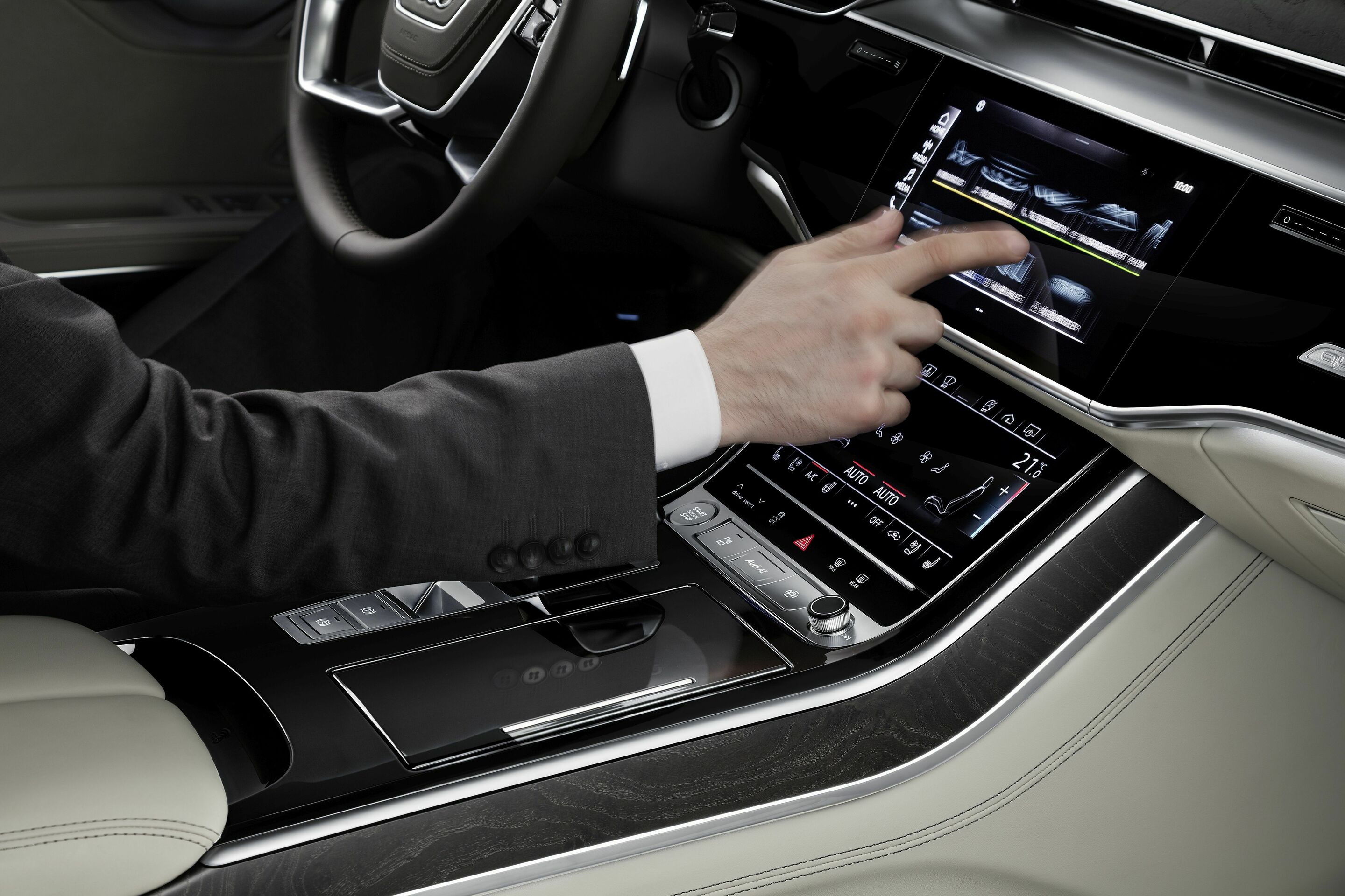MMI touch response - Der Fahrer kann auf dem Touch-Display klicken, wischen, zoomen und scrollen. Die entscheidende Stärke der MMI touch response-Technologie ist die haptische Rückmeldung.