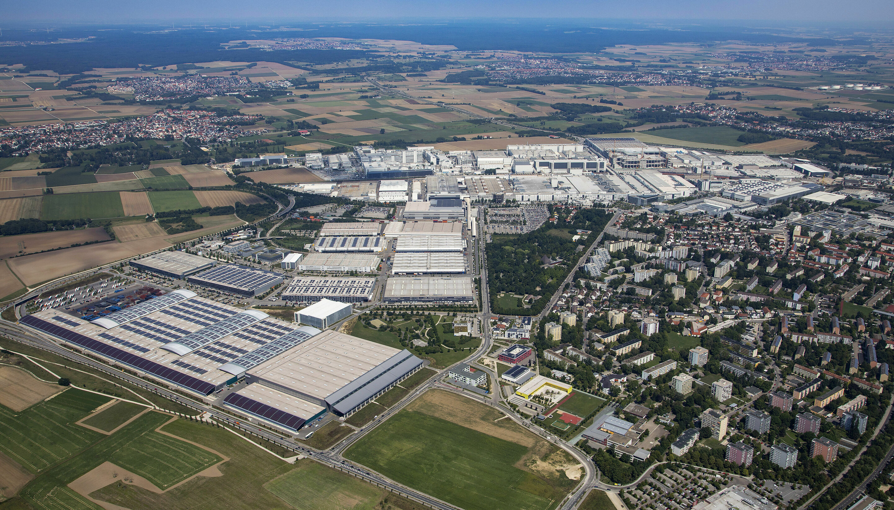 Audi-Standort Ingolstadt (Luftaufnahme) - Audi Ingolstadt ist die größte Produktionsstätte des Konzerns und zweitgrößtes Automobilwerk in Europa mit mehr als einer halben Million produzierter Automobile und mehr als 44.000 Mitarbeitern. Mit 592.337 komplett...