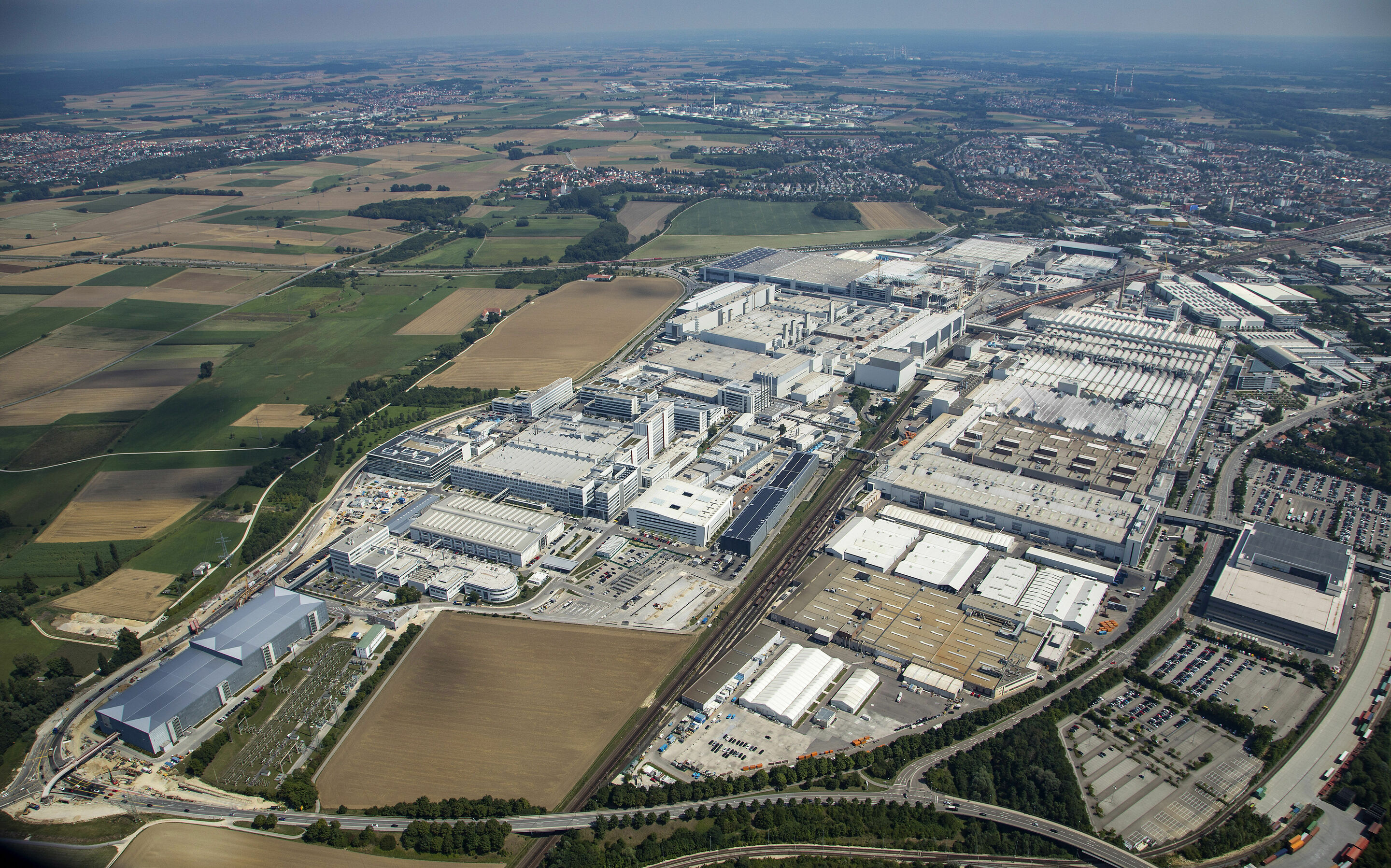 Audi-Standort Ingolstadt (Luftaufnahme) - Audi Ingolstadt ist die größte Produktionsstätte des Konzerns und zweitgrößtes Automobilwerk in Europa mit rund einer halben Million produzierter Automobile und mehr als 44.000 Mitarbeitern.