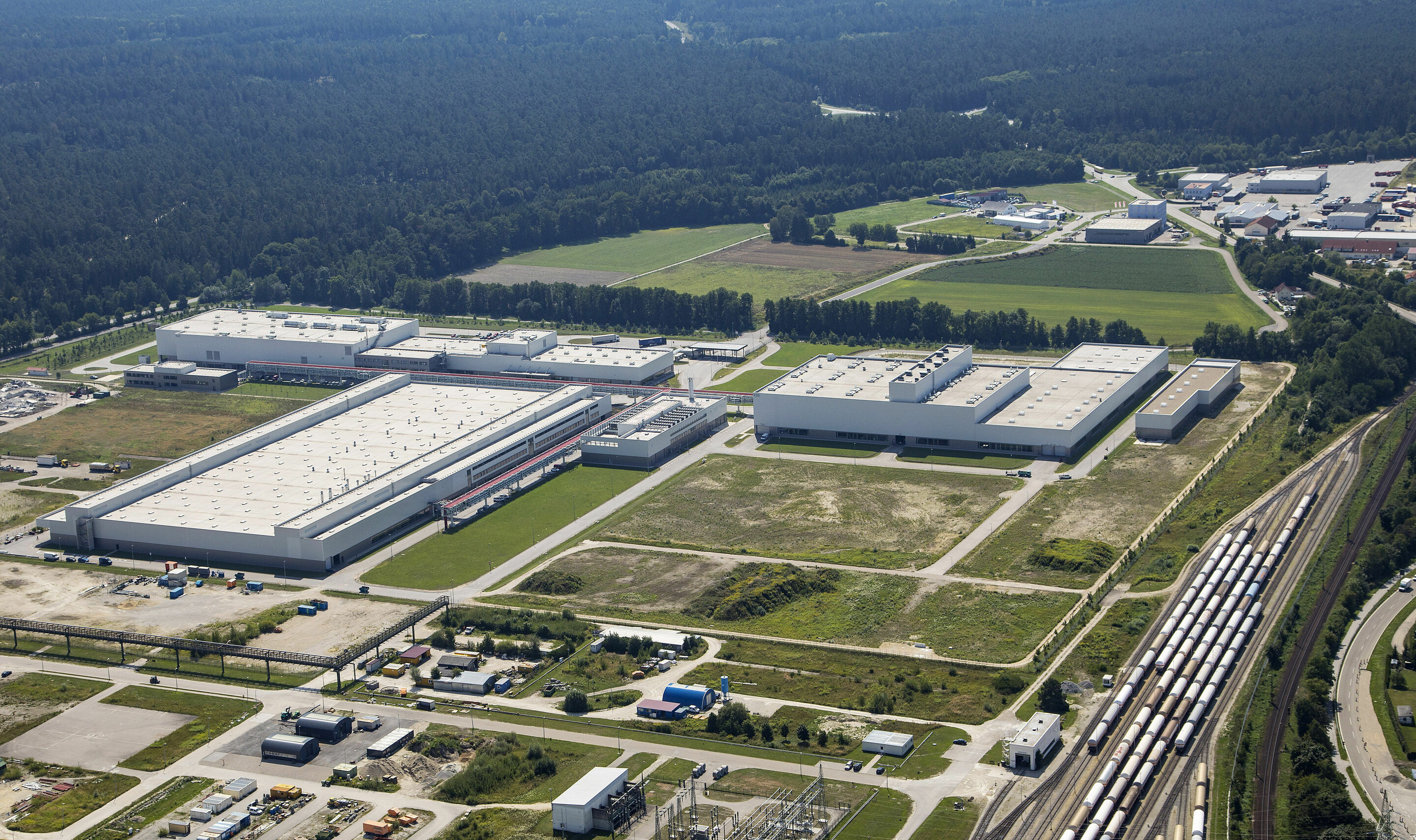 Audi manufacturing facility Münchsmünster (aerial photograph) - The 48-hectare (118 acre) site is located approximately 30 kilometers east of Ingolstadt. A competence center is located there on a site of 31 hectares for the production of die-cast aluminum...