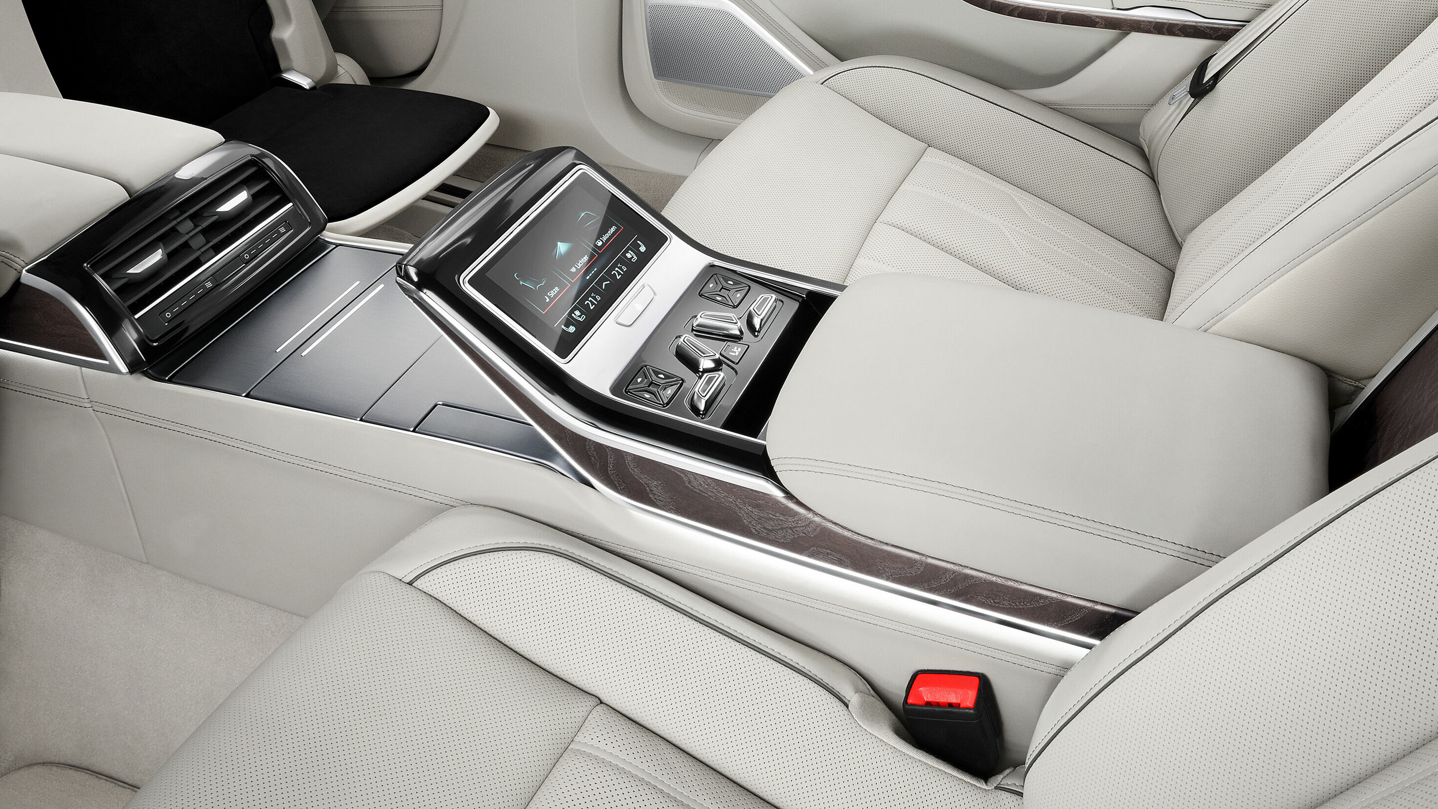 Rear Seat Remote - Die Bedieneinheit für die Fondpassagiere ähnelt in der Größe einem Smartphone. Auf ihrer Touch-Oberfläche lassen sich zahlreiche Klima-, Sitz-, Licht-, Einstellungs- und Medienfunktionen bedienen.