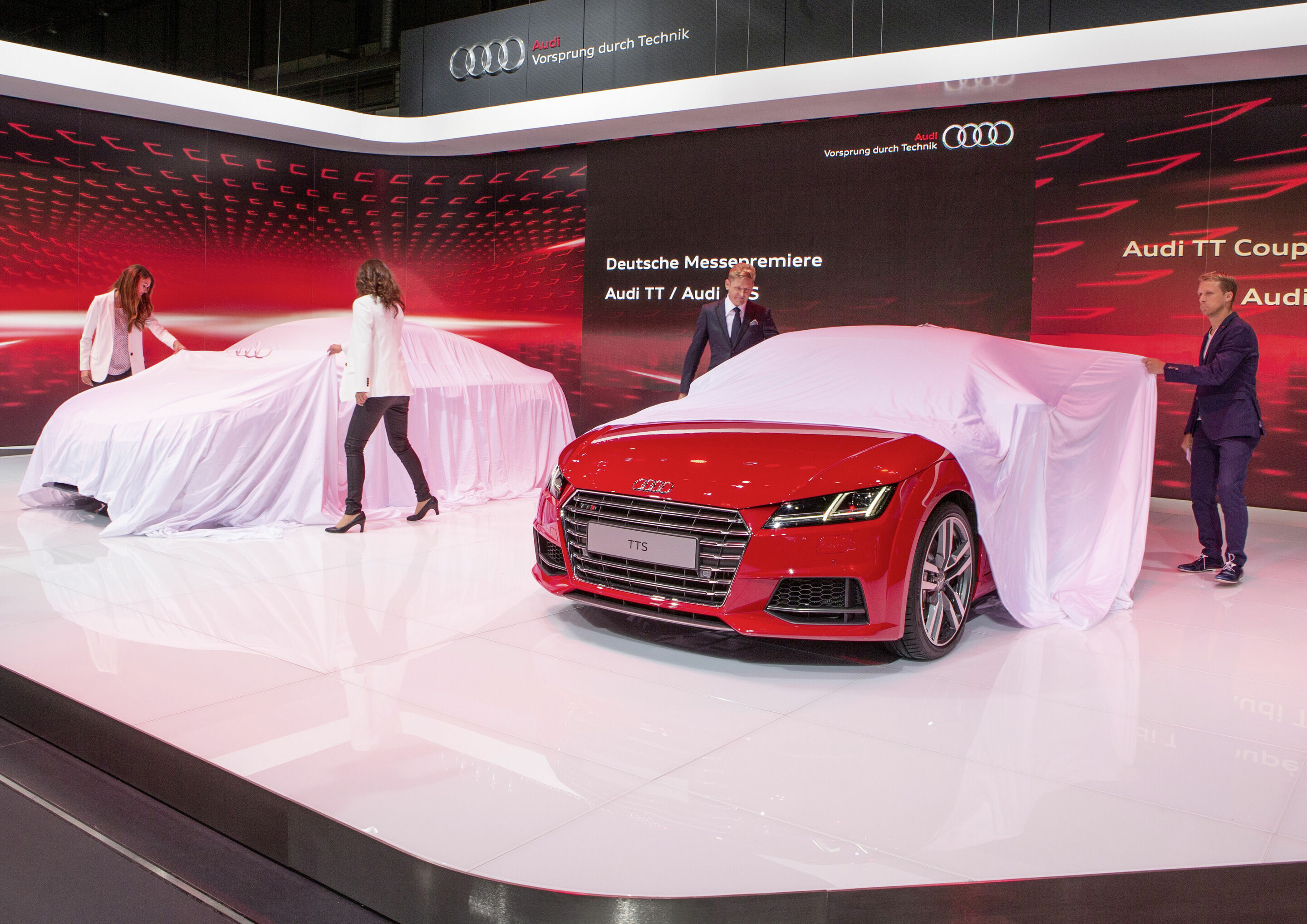 Audi auf der 22. AMI in Leipzig - Wayne Griffiths, Leiter Vertrieb Deutschland der AUDI AG, mit Entertainer Oliver Pocher enthüllen den neuen Audi TTS.