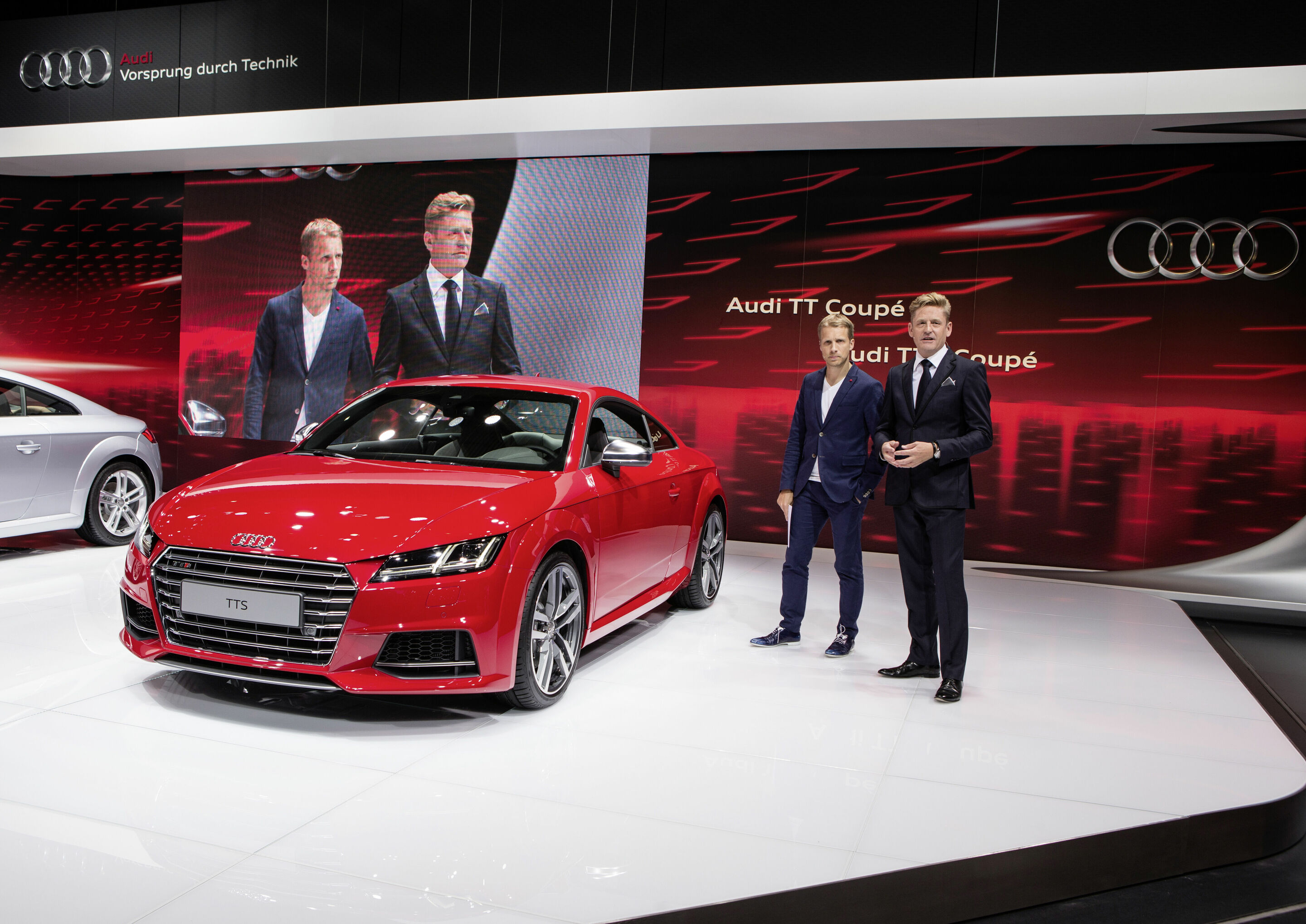 Audi auf der 22. AMI in Leipzig - Wayne Griffiths, Leiter Vertrieb Deutschland der AUDI AG, enthüllt mit Entertainer Oliver Pocher den neuen Audi TTS.