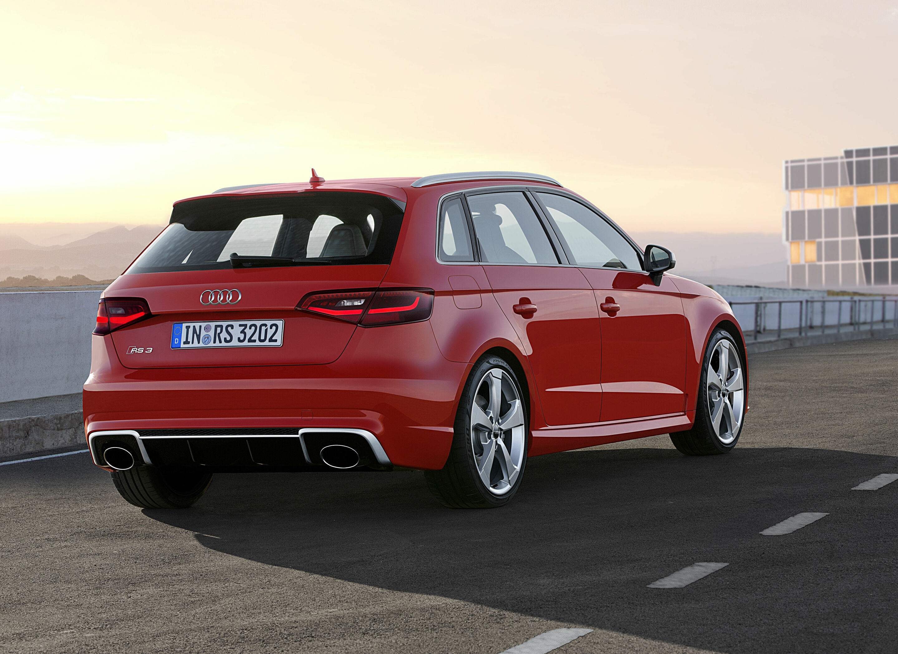 Audi RS 3 Sportback - Standaufnahme 

Farbe: Catalunyarot