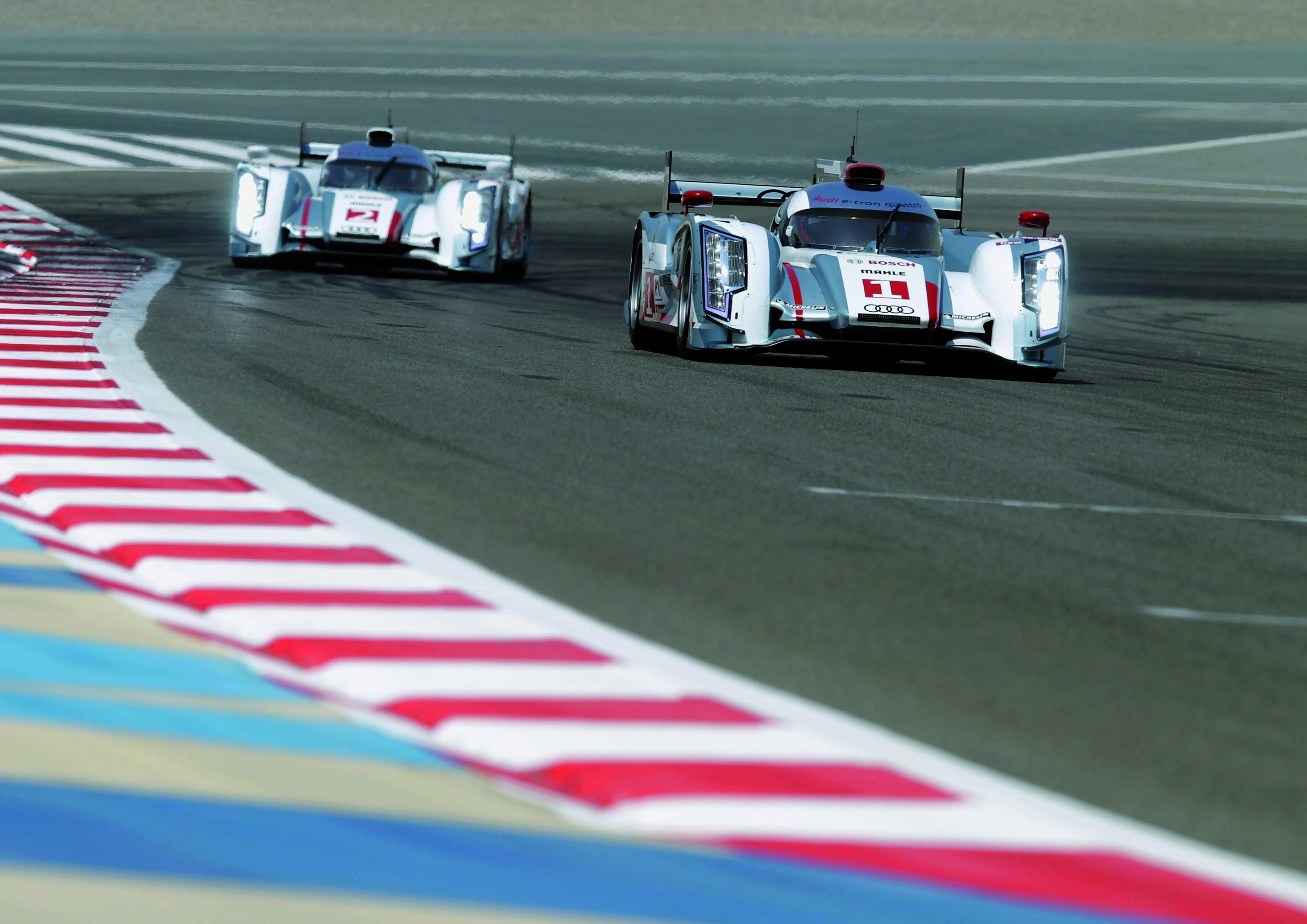 Audi-Doppelsieg in der Hitze von Bahrain - Doppelerfolg in der Wüste von Sakhir: Marcel Fässler/André Lotterer/Benoît Tréluyer gewannen im Audi R18 e-tron quattro den sechsten Lauf zur FIA Langstrecken-Weltmeisterschaft WEC in Bahrain. Das Trio gewann...
