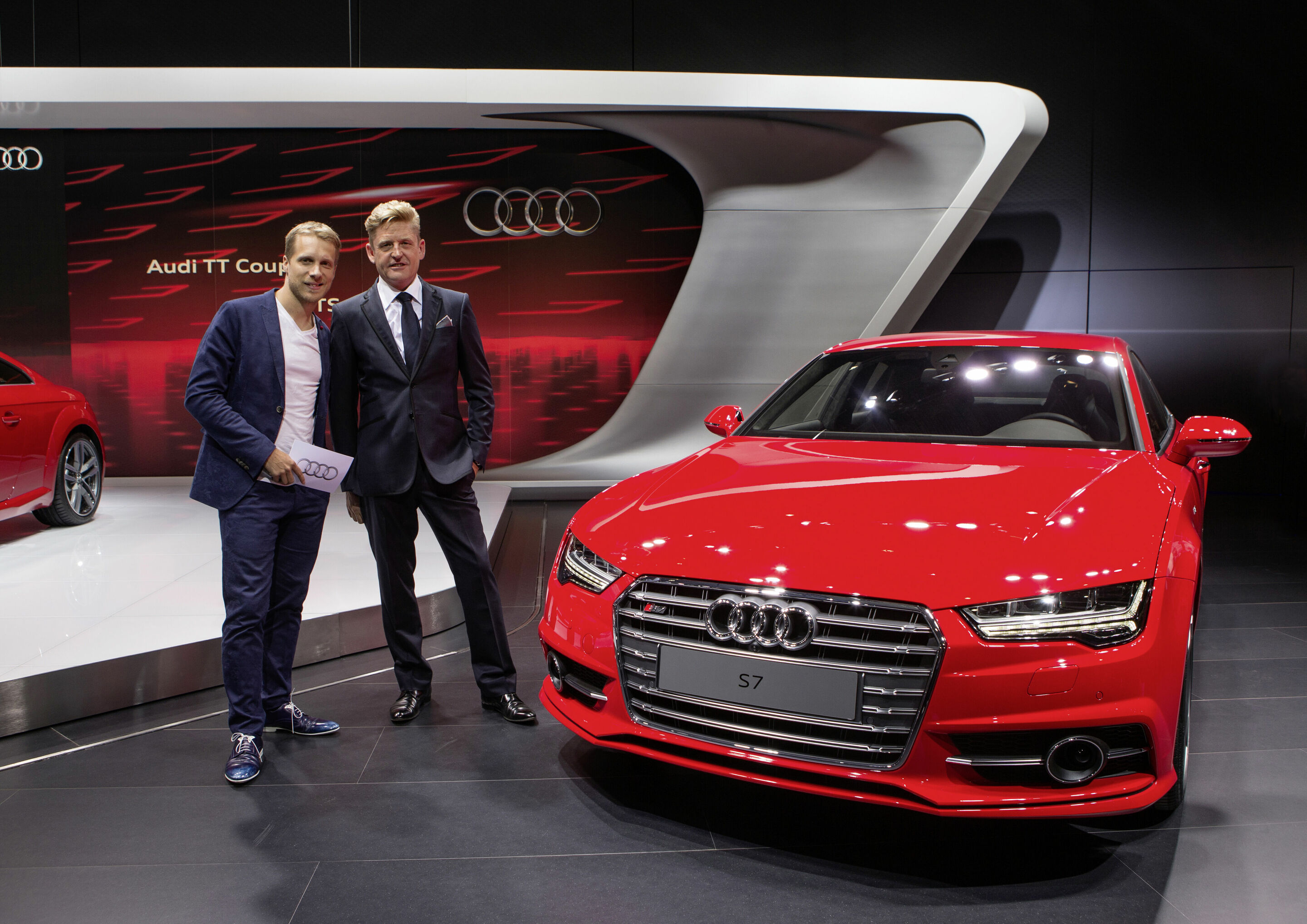Audi auf der 22. AMI in Leipzig - Wayne Griffiths, Leiter Vertrieb Deutschland der AUDI AG, und Entertainer Oliver Pocher mit der Weltpremiere Audi S7 Sportback.