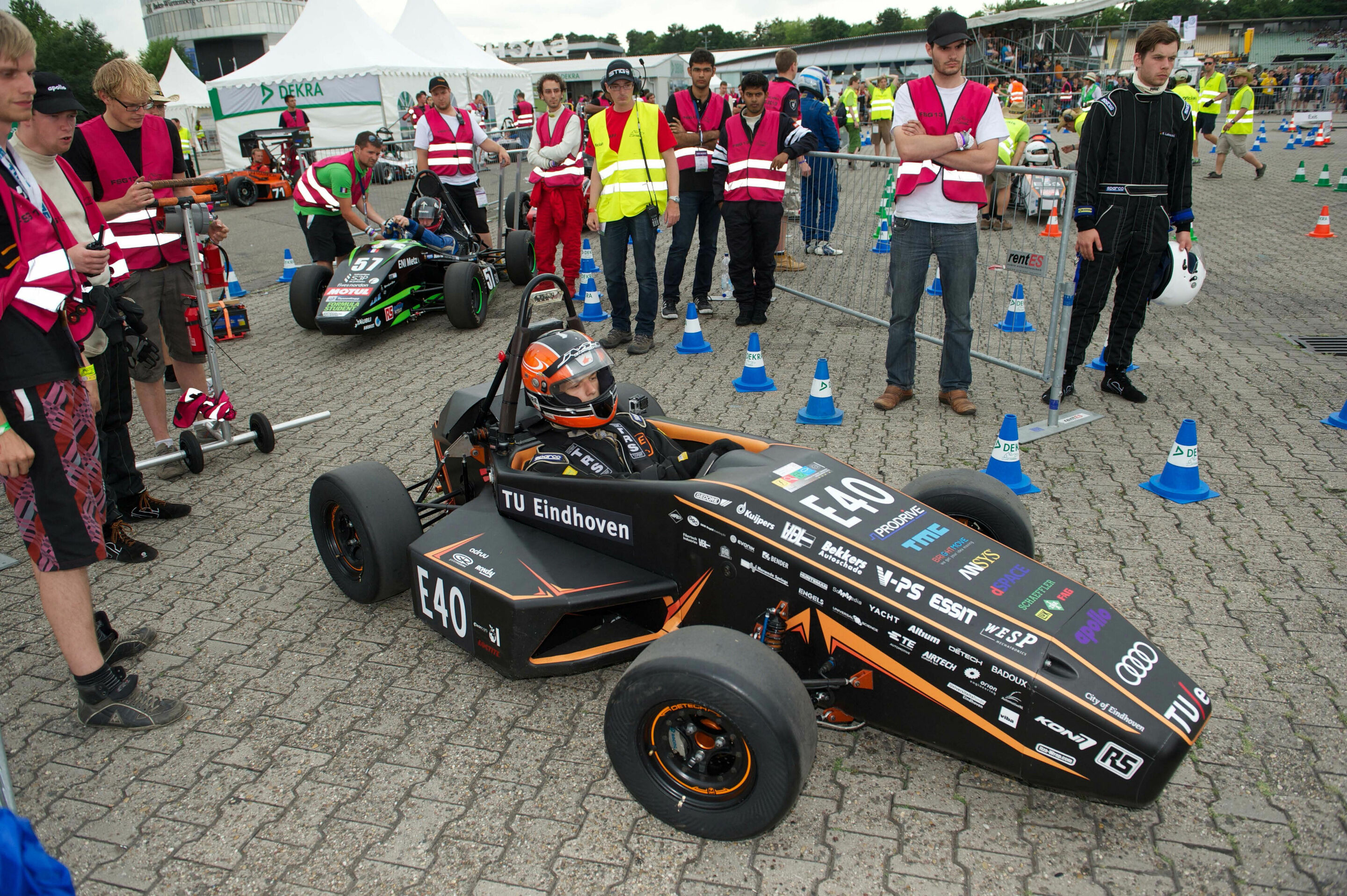 Formula Student Germany 2013 - 115 Teams aus 50 Nationen gingen am Wochenende im Hockenheim bei der Formula Student Germany 2013 an den Start. Auch Audi unterstützte internationale Wettbewerber, beispielsweise das Team der TU Eindhoven. Die Studenten...
