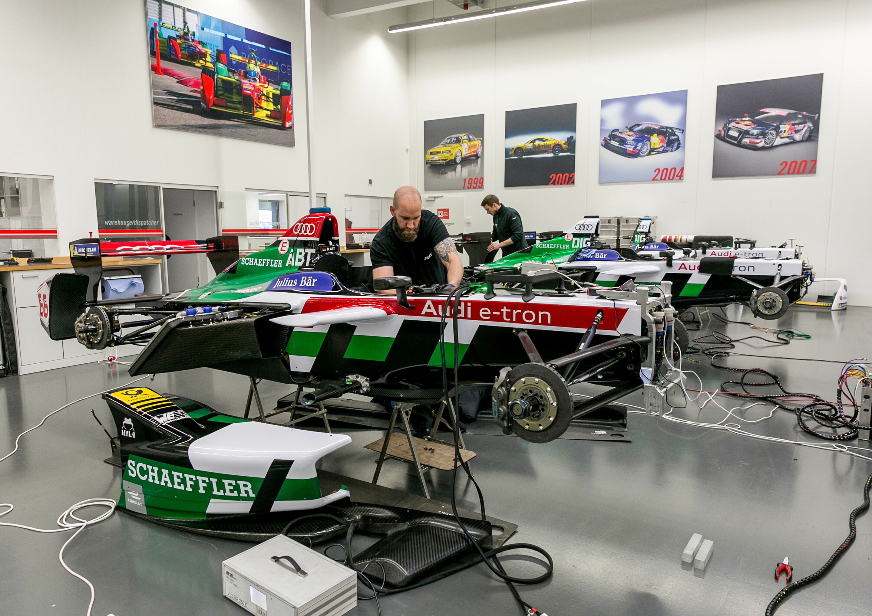 Formel E Vorbereitung Saison 4 - Audi e-tron FE04, Aufbau der Rennautos für Saison 4