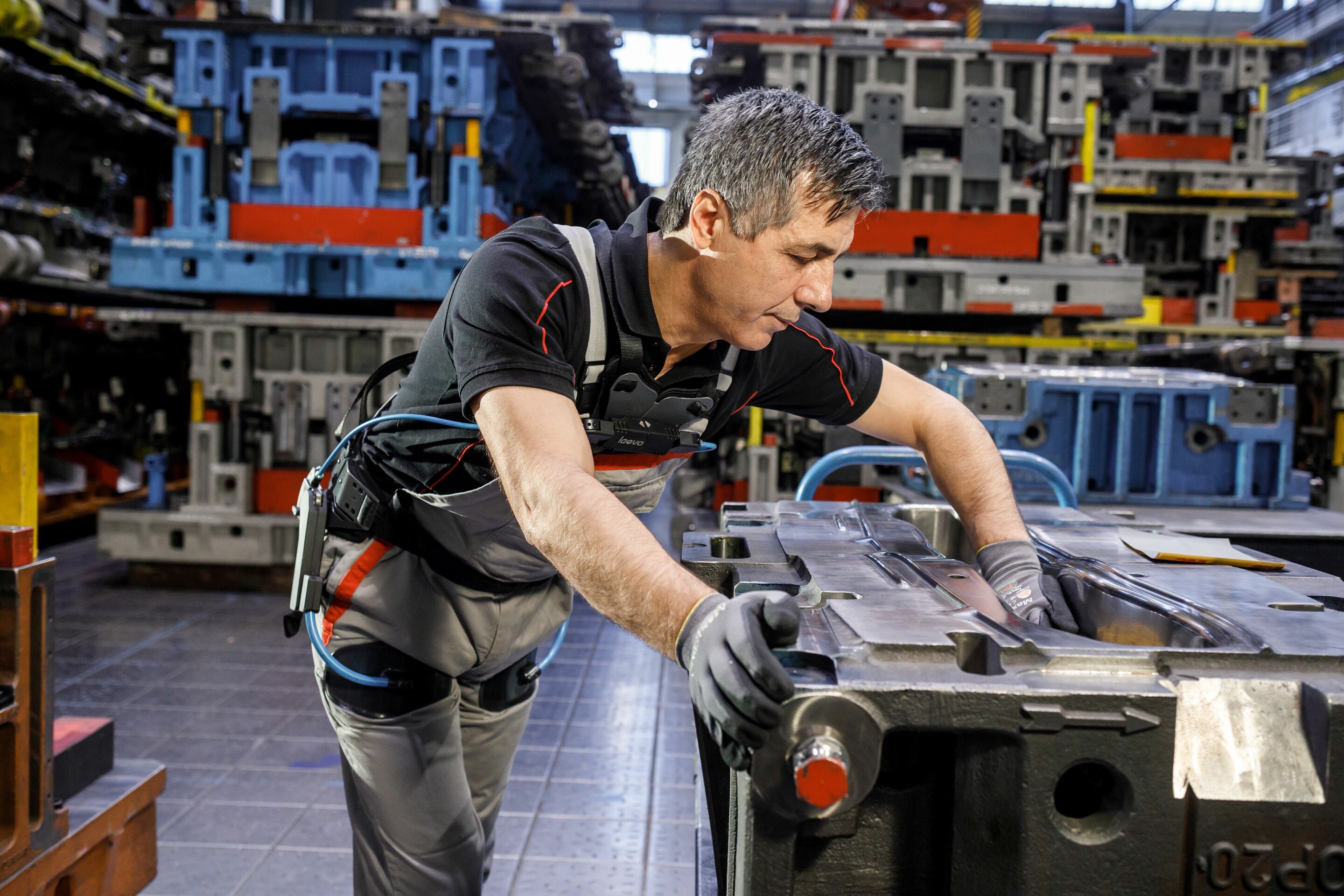 Audi production: working without backache with the exoskeleton - Audi is applying the exoskeleton to prevent backache. The ergonomic aid supports employees in production and logistics when lifting and carrying heavy materials. At the Audi plant in Neckarsulm,...