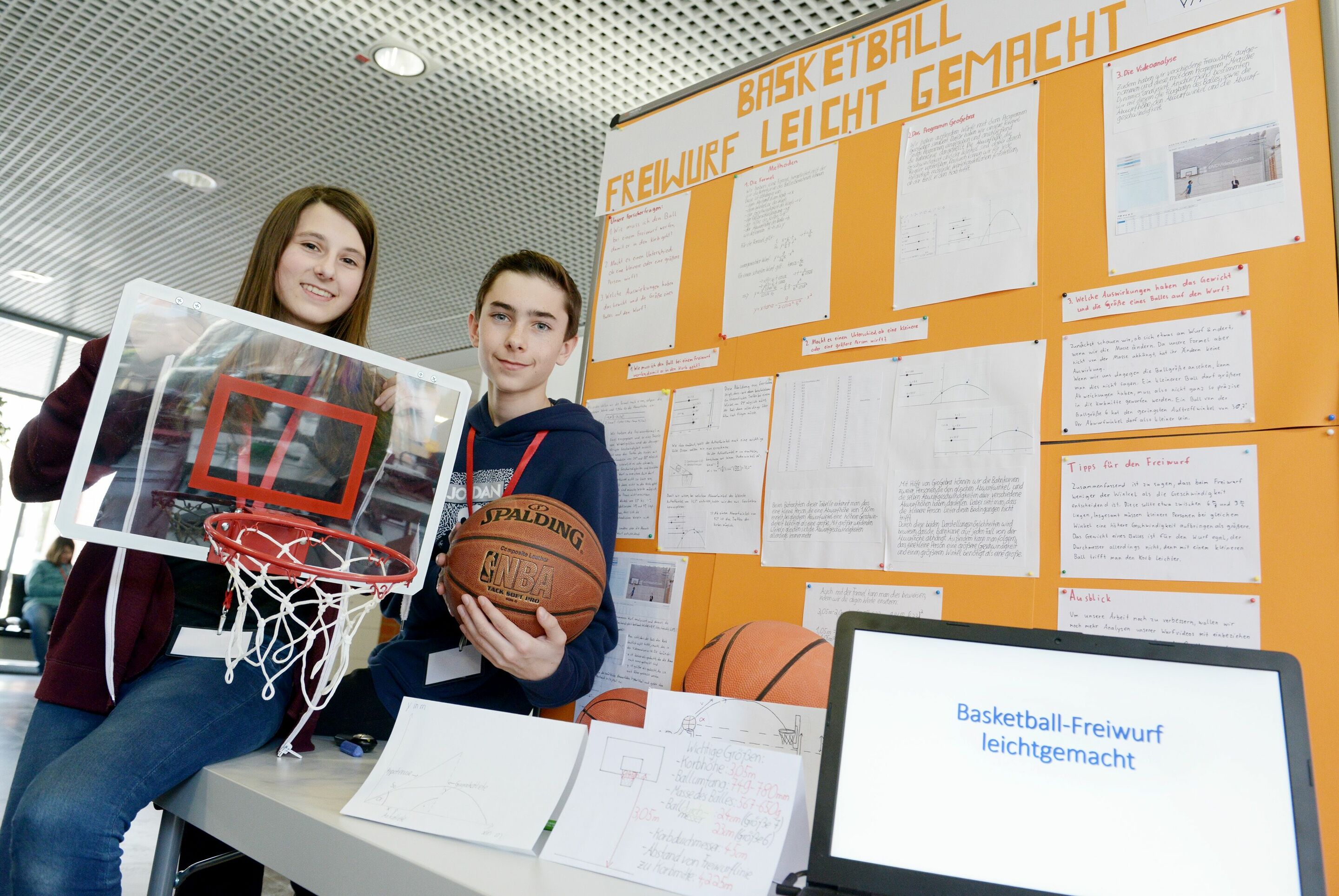 „Jugend forscht“ 2018 bei Audi - Wie der perfekte Freiwurf gelingt, erforschten Hannah Kotissek (14, links) und Cameron Schulz (14, rechts) des Schyren-Gymnasiums Pfaffenhofen.