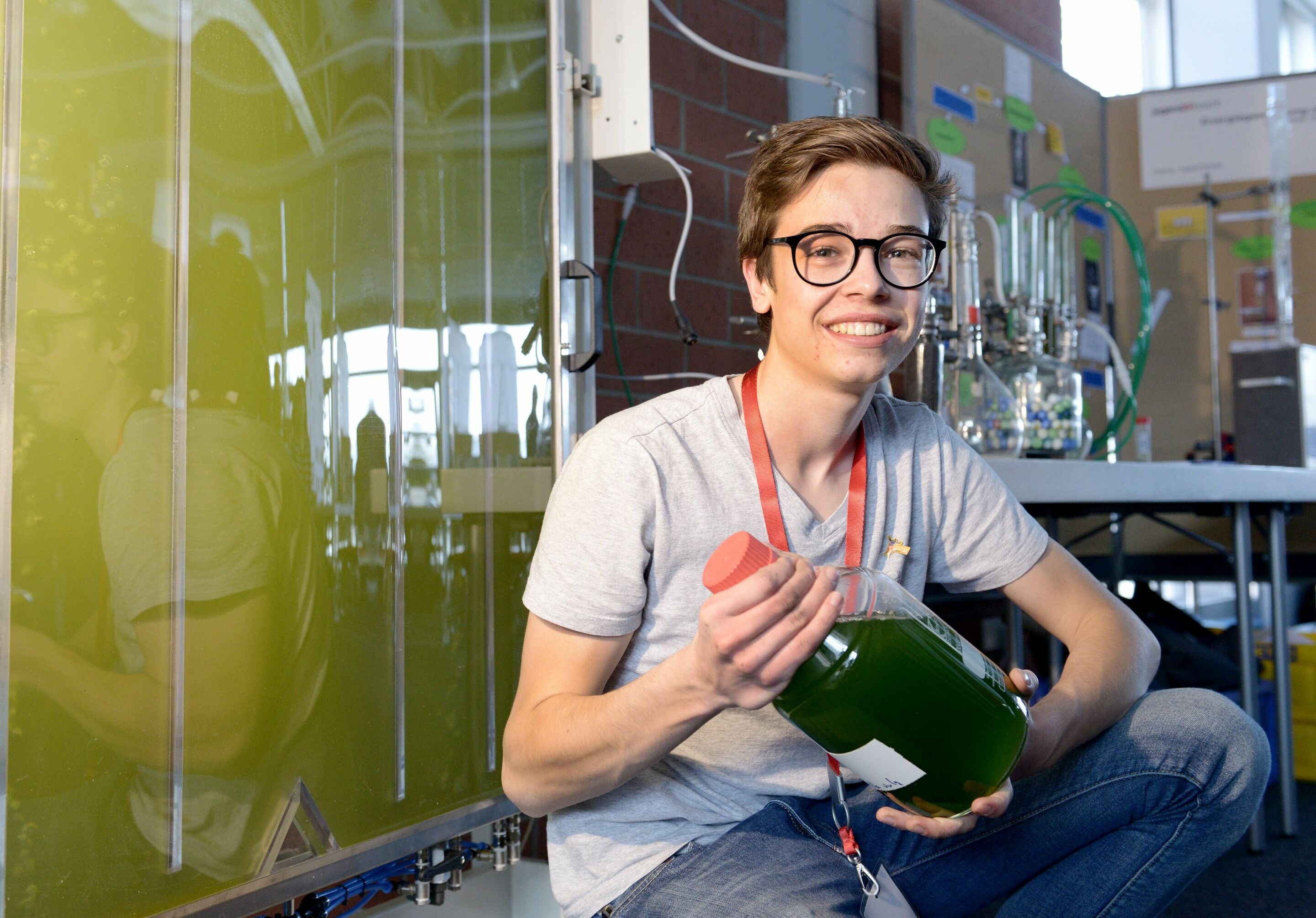 „Jugend forscht“ 2018 bei Audi - Moritz Hamberger (16) vom Katharinen-Gymnasium Ingolstadt stellte in seinem Projekt „Energiegewinnung aus Chlorella vulgaris“ Biodiesel aus selbstgezüchteten Algen her.