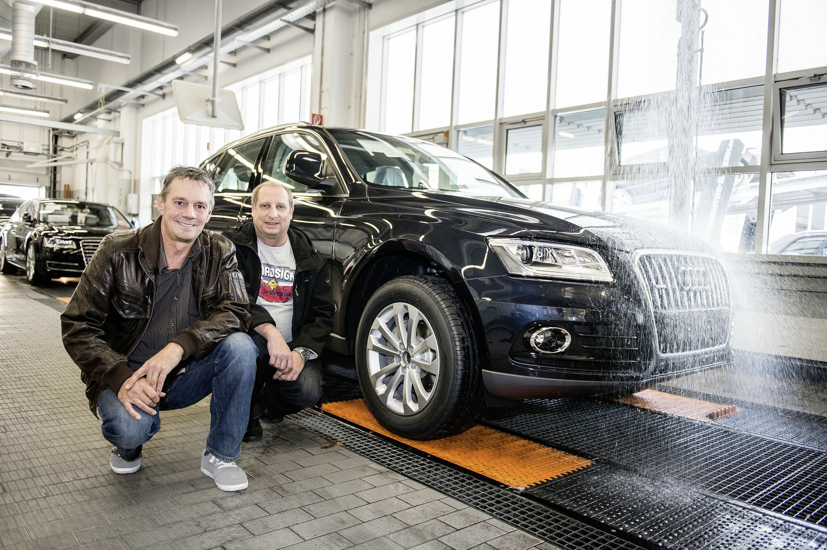 20 Jahre Audi Ideenprogramm - Das Audi Ideenprogramm feiert 20jähriges Jubiläum. In dieser Zeit reichten über 58.000 Mitarbeiter Ideen ein. Günther Schiechl (links) und Manfred Schels (rechts) sorgten mit ihrer Idee dafür, dass die Waschanlage das Audi-Kundencenters...