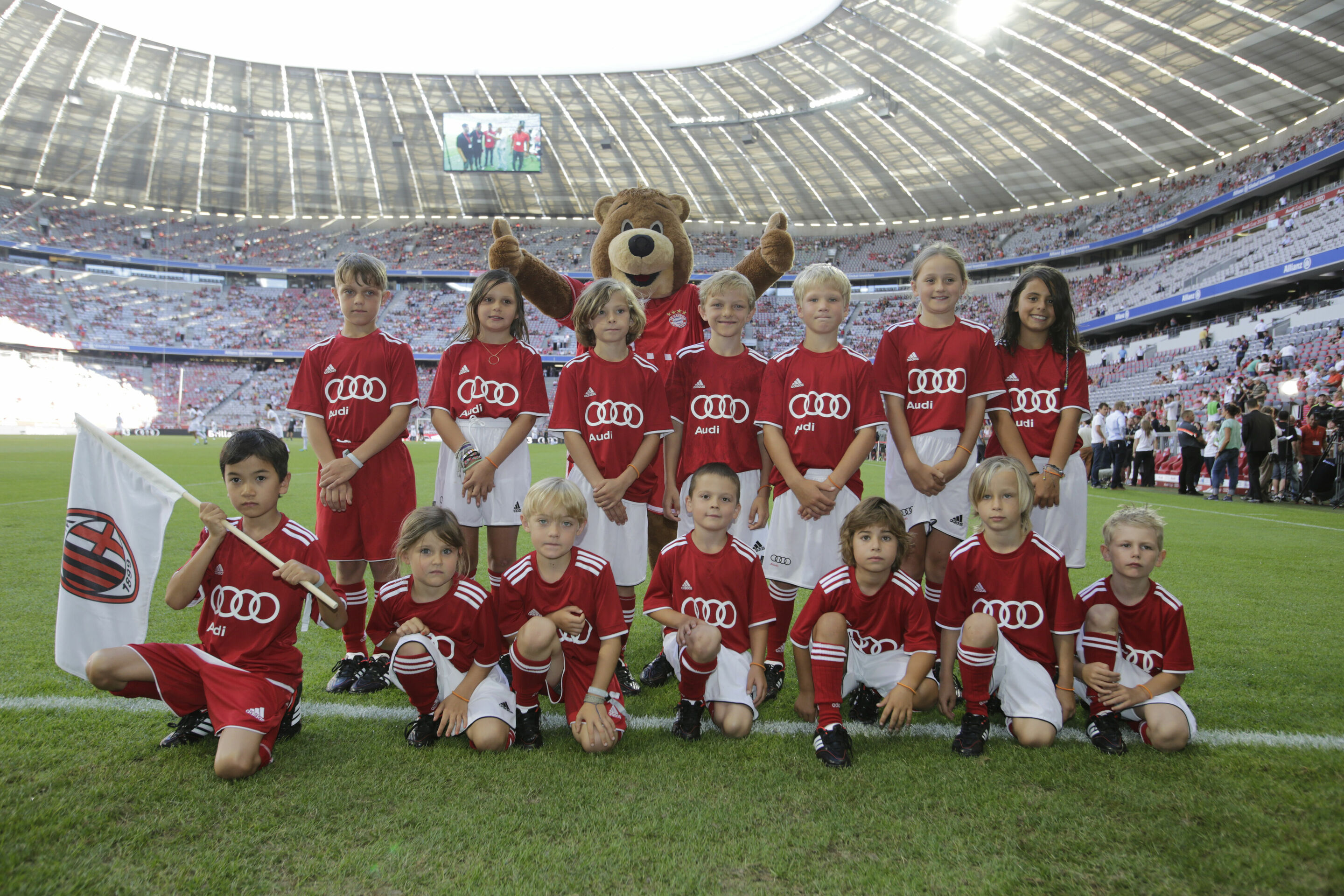 Escort-Kids beim Audi Cup 2013