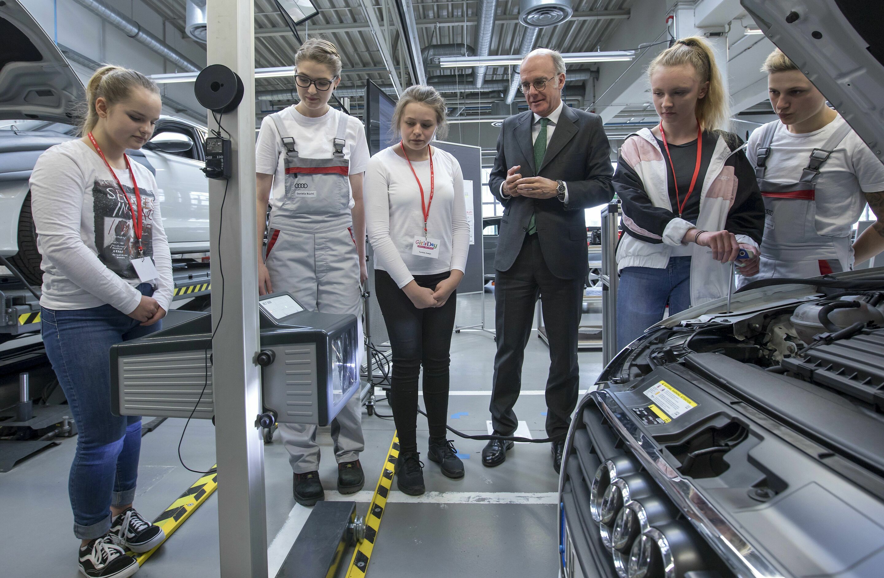 Girls‘ Day bei Audi 2018 - Rund 250 Schülerinnen erhielten in diesem Jahr am Standort Ingolstadt einen praktischen Einblick in verschiedene technische Berufe und stellten ihr Können unter Beweis. Kräftig unterstützt wurden sie dabei von den Auszubildenden...