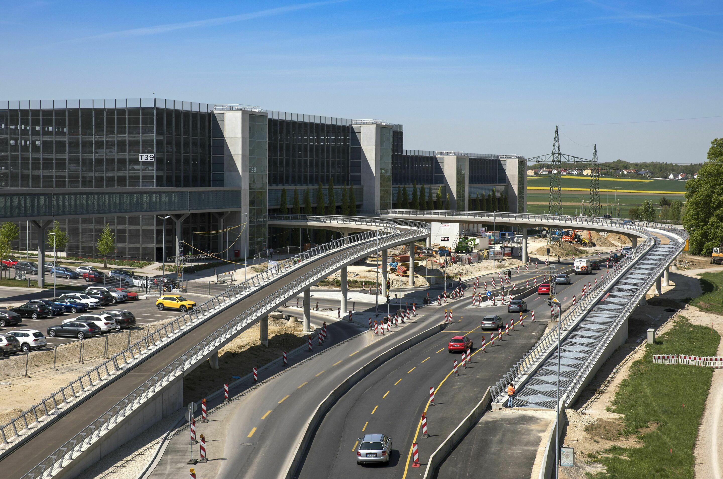 Neue Ausfahrtsrampe Nord aus Parkhaus T39 der Technischen Entwicklung am Audi-Standort Ingolstadt - Die erste Rampe ist fertig: Mitarbeiter können bei Audi am Standort Ingolstadt ab heute ohne eine Kreuzung und ohne Wartezeit an einer Ampel über die neue...