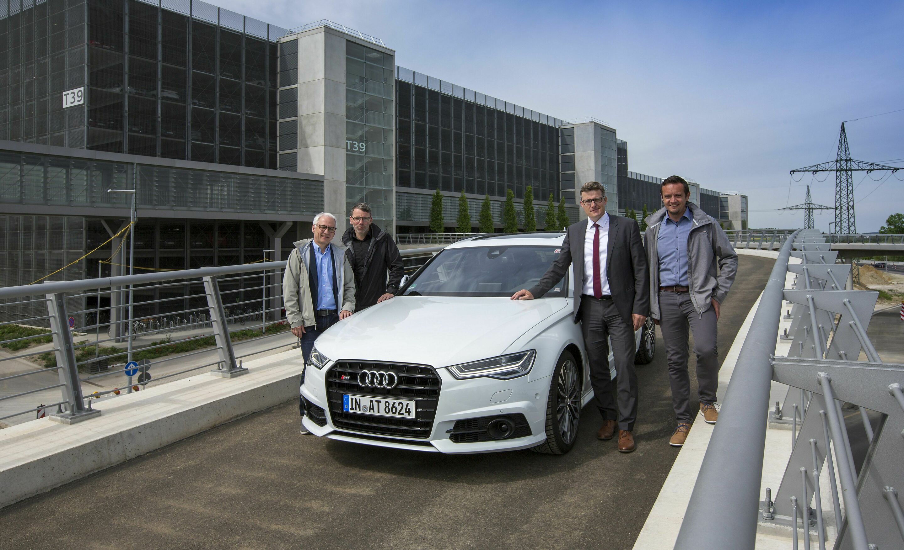 Neue Ausfahrtsrampe Nord aus Parkhaus T39 der Technischen Entwicklung am Audi-Standort Ingolstadt - Robert Bacher, Leiter Hoch- und Tiefbau bei Audi, eröffnete zusammen mit weiteren Projektbeteiligten die neue Ausfahrtsrampe Nord.

Mitarbeiter können...