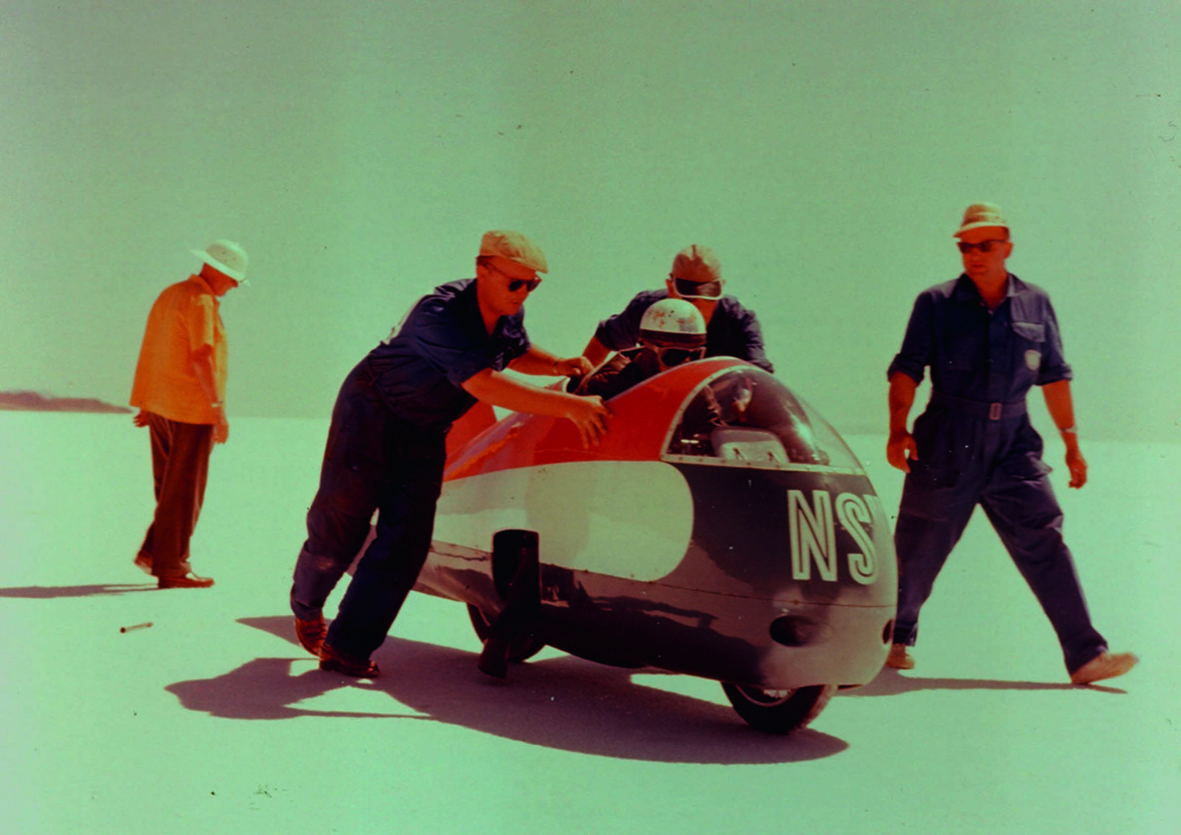 61 Motorräder im Audi museum mobile - Auf der NSU Delphin III  raste Wilhelm Herz 1956 auf einem Salzsee im US-Bundesstaat Utah mit 339 km/H zum Geschwindigkeits-Weltrekord.