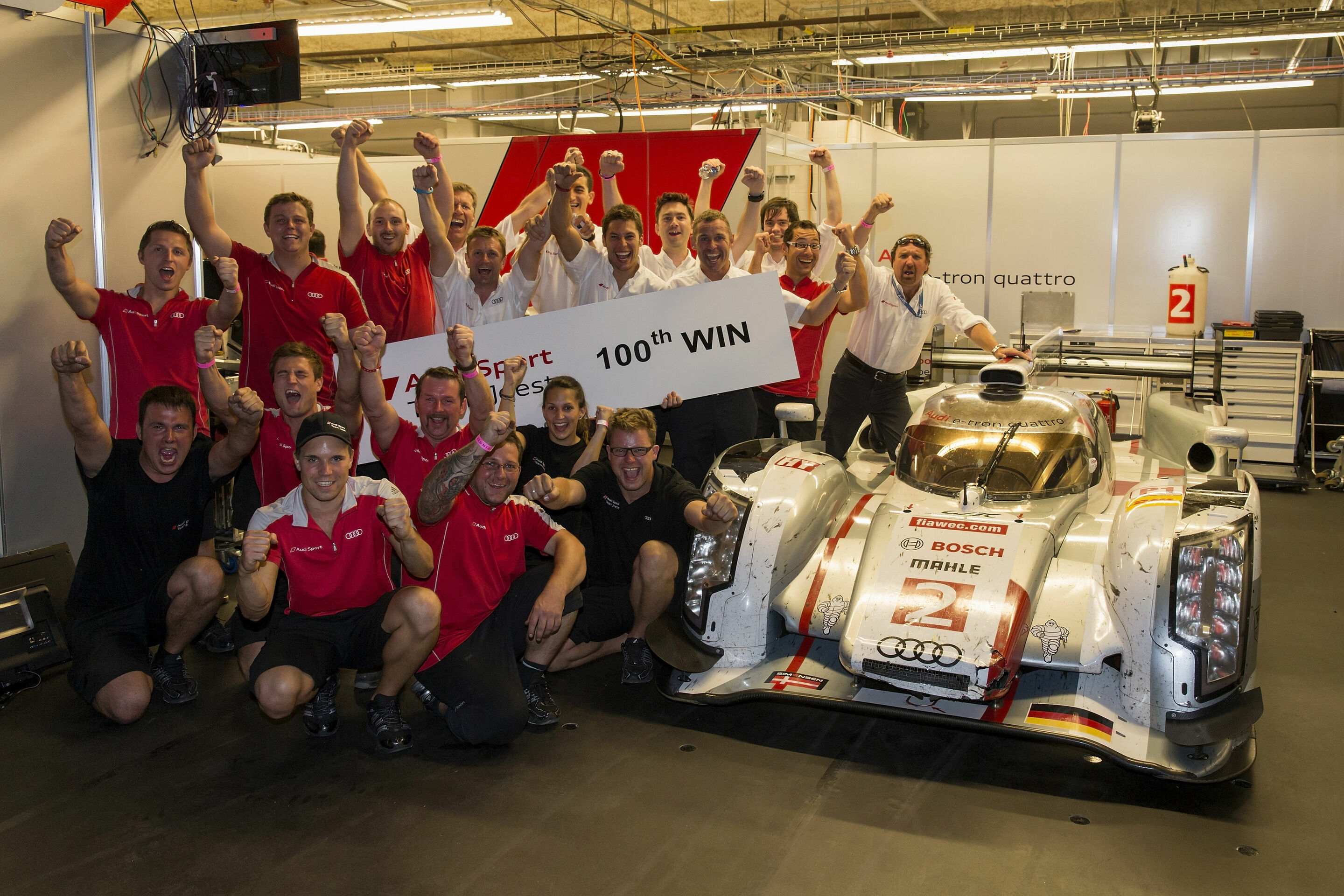 Audi feiert in Austin 100. LMP-Gesamtsieg - Audi erreichte beim Texas-Debüt der FIA-Langstrecken-Weltmeisterschaft (WEC) in Austin einen historischen Meilenstein. Die Mannschaft von Audi-Motorsportchef Dr. Wolfgang Ullrich feierte den 100. Gesamtsieg...