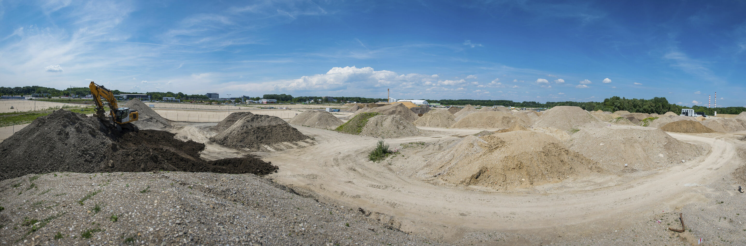 IN-Campus GmbH: Audi und Stadt Ingolstadt sanieren Raffineriegelände für Technologiepark - Blick über das Gelände mit Haufwerken von sauberem Boden zur Wiederverfüllung