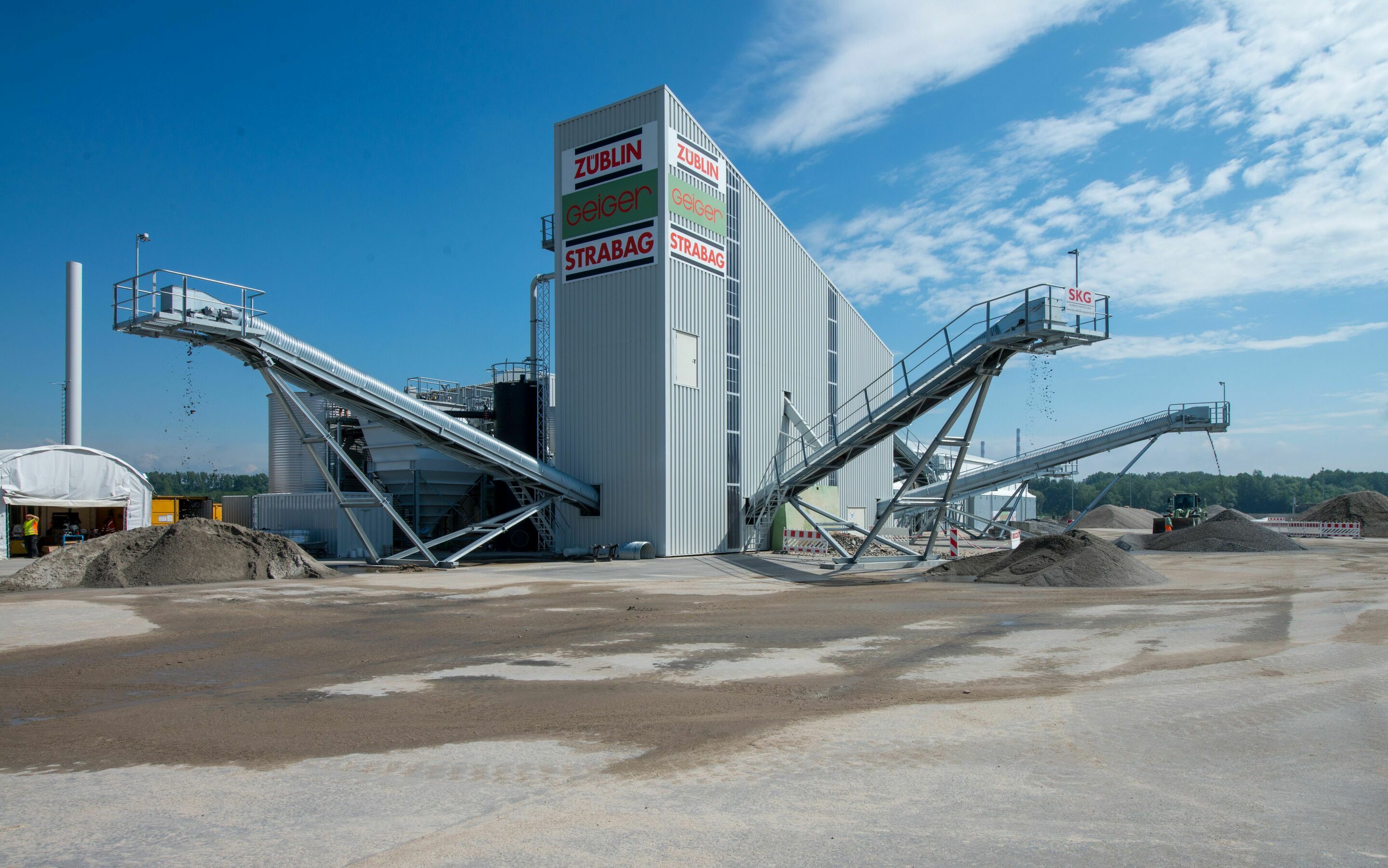 IN-Campus GmbH: Audi and the city of Ingolstadt remediate refinery site for technology park - Overview of soil washing plant:
Sludge treatment unit and washing tower with discharge conveyors, Throughput capacity 1,200 t/d contaminated soil material using...