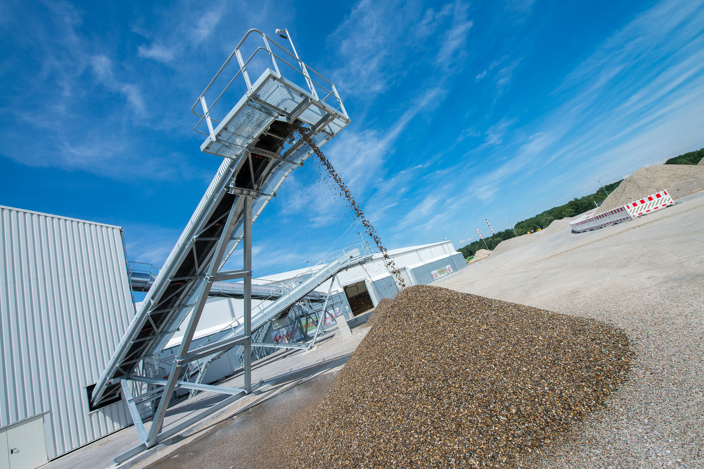 IN-Campus GmbH: Audi and the city of Ingolstadt remediate refinery site for technology park - Discharge of cleaned soil from the soil washing plant