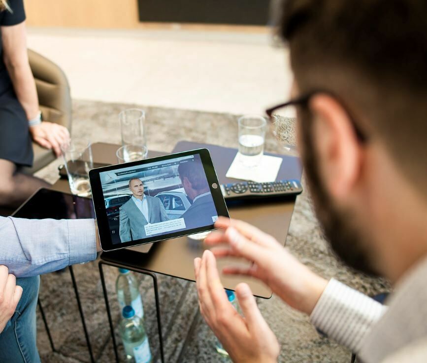 Audi Virtual Training: Neues Gamification-Lernkonzept im digitalen Autohaus - Im Audi Virtual Training üben Service- und Handelsmitarbeiter in einem Computerspiel optimales Verhalten im Kundenkontakt.