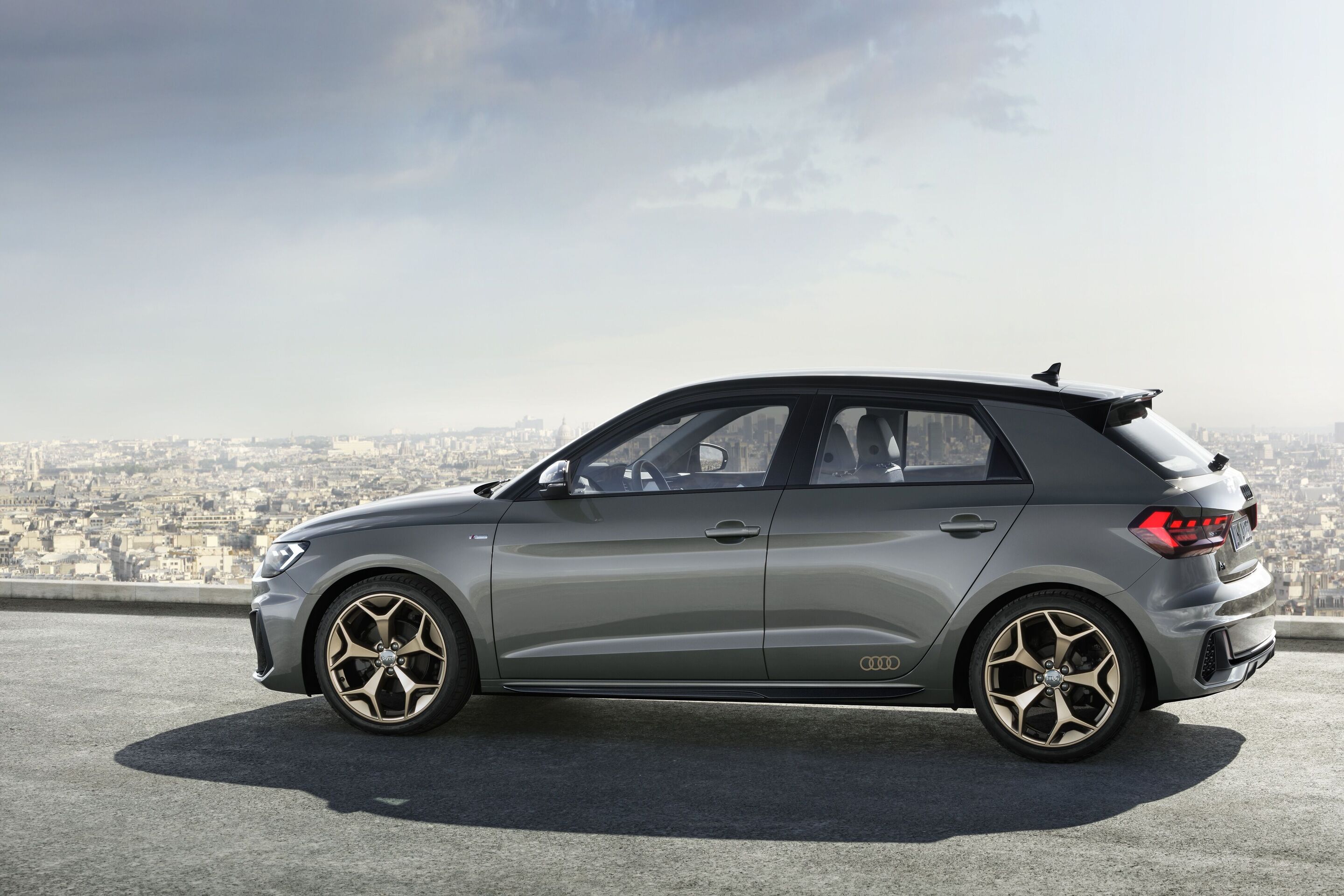 Audi A1 Sportback (bis 2026) - Standaufnahme
Farbe: Chronosgrau
