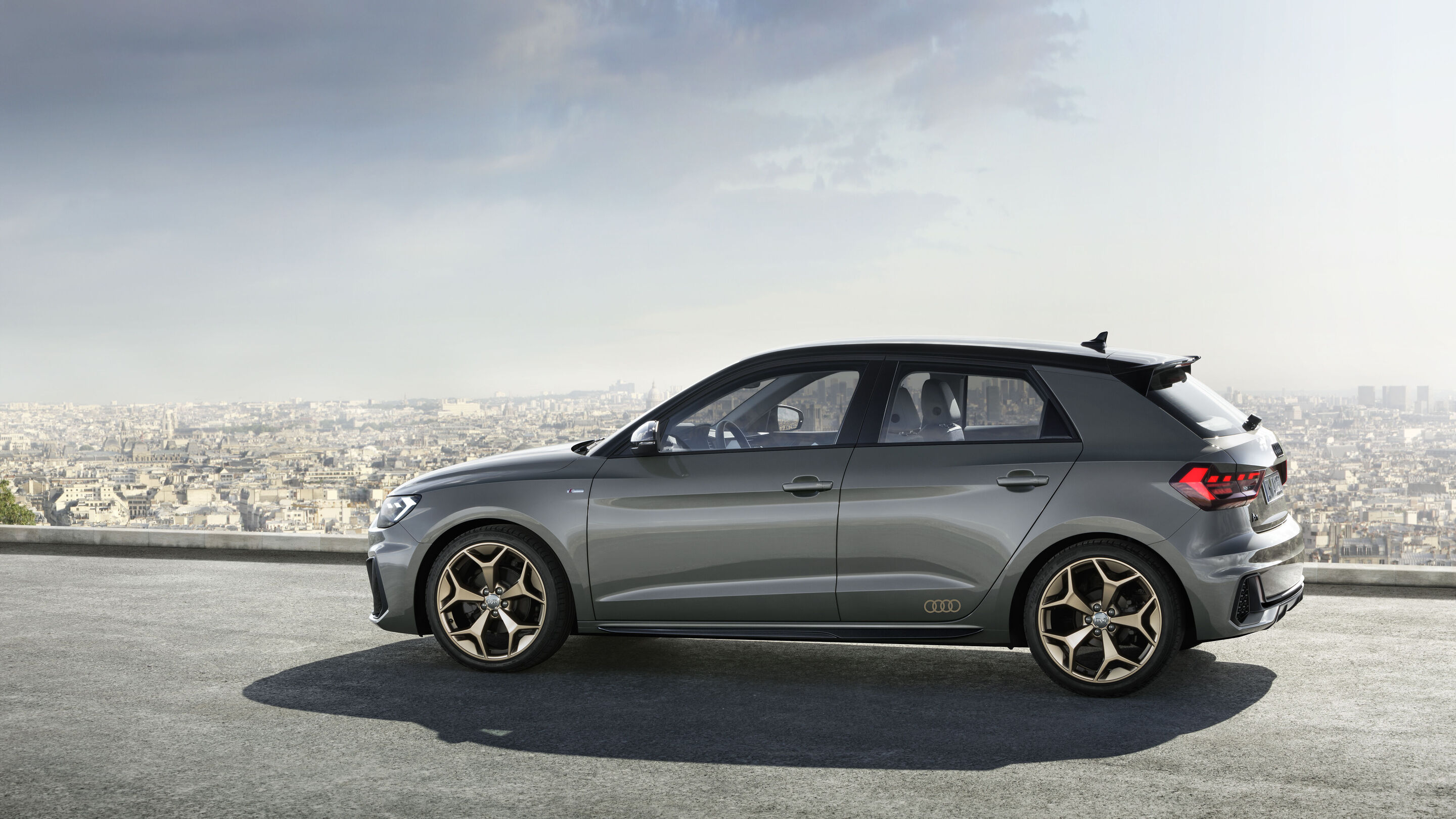 Audi A1 Sportback (bis 2026) - Standaufnahme
Farbe: Chronosgrau